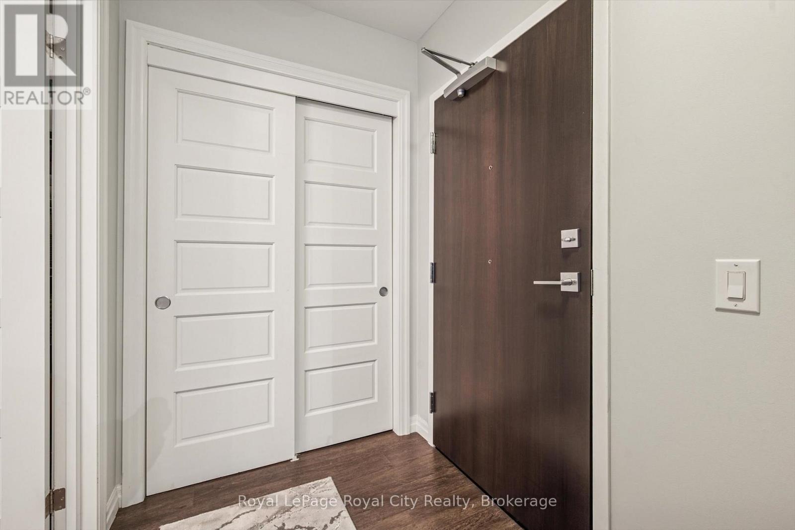 












121 - 35 KINGSBURY SQUARE

,
Guelph (Pineridge/Westminster Woods),




Ontario
N1L0J4

