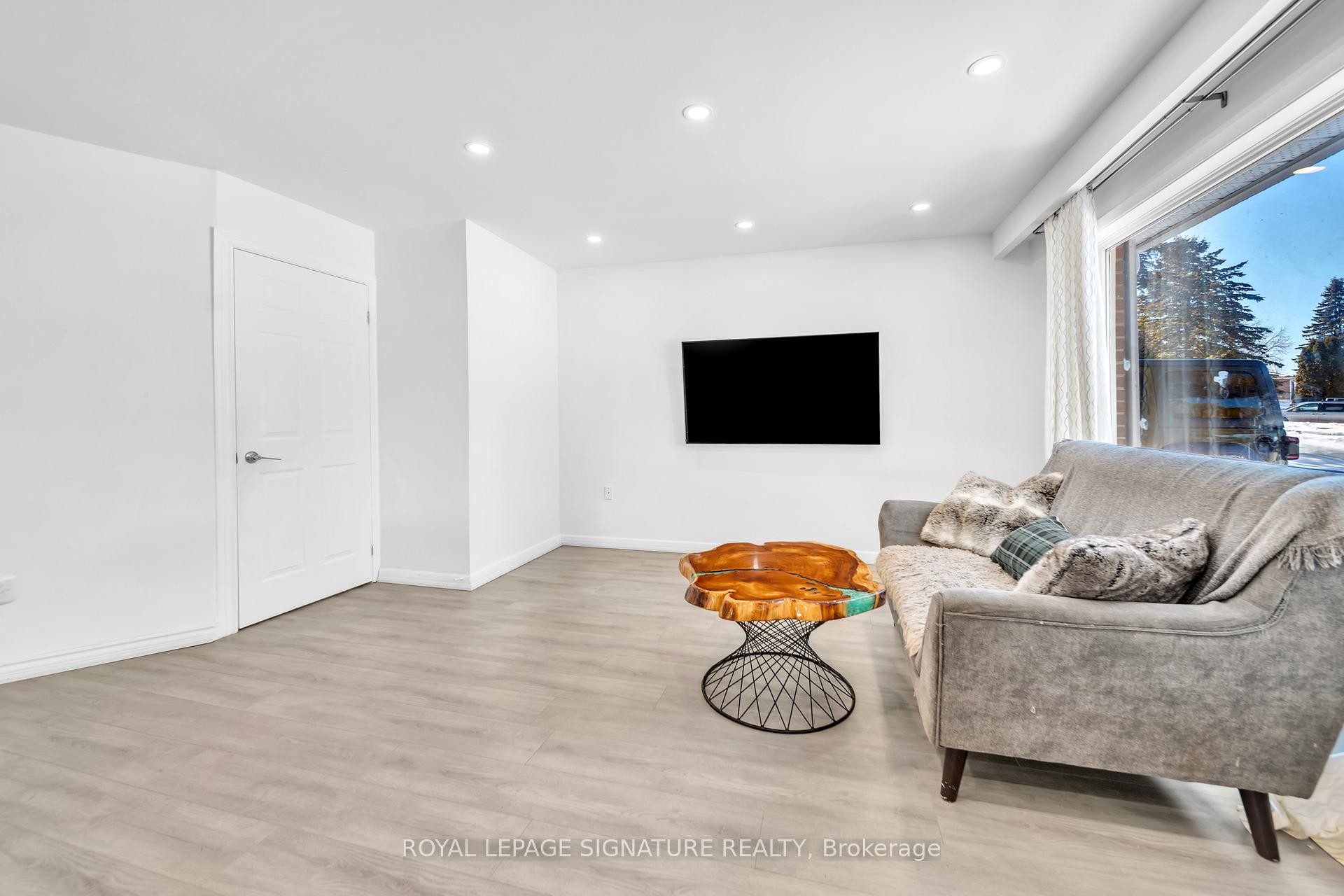 









21


Huron

Court,
Aurora,




ON
L4G 2X7

