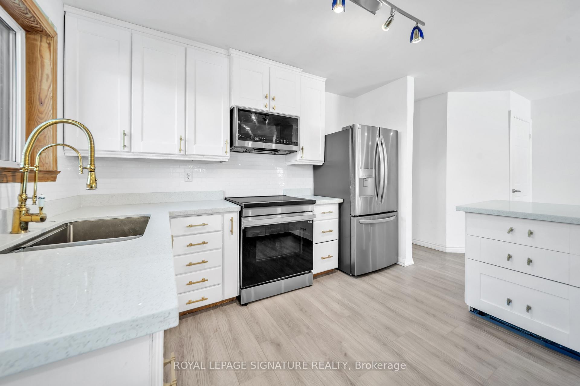 









21


Huron

Court,
Aurora,




ON
L4G 2X7

