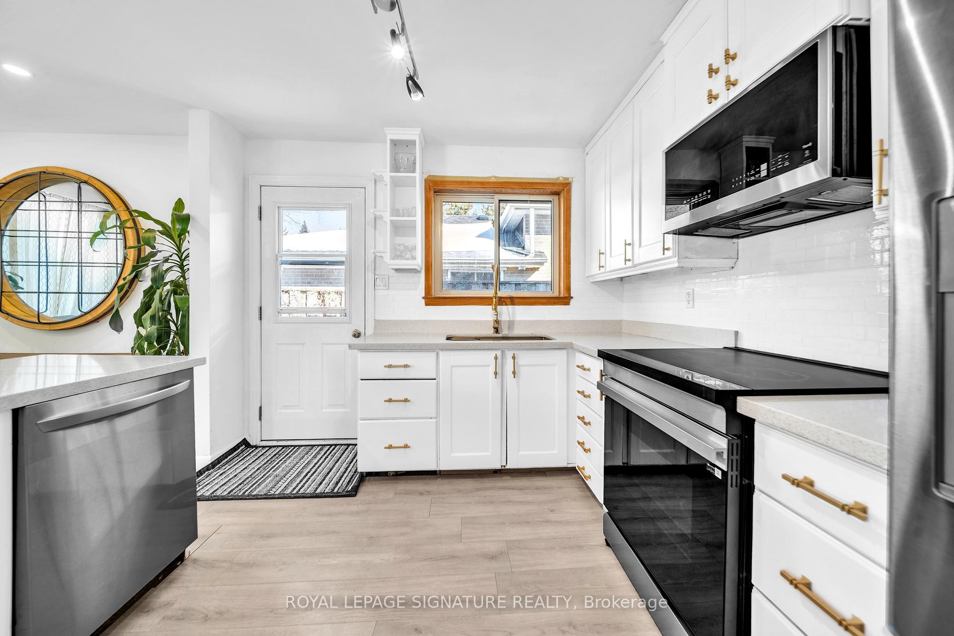 









21


Huron

Court,
Aurora,




ON
L4G 2X7

