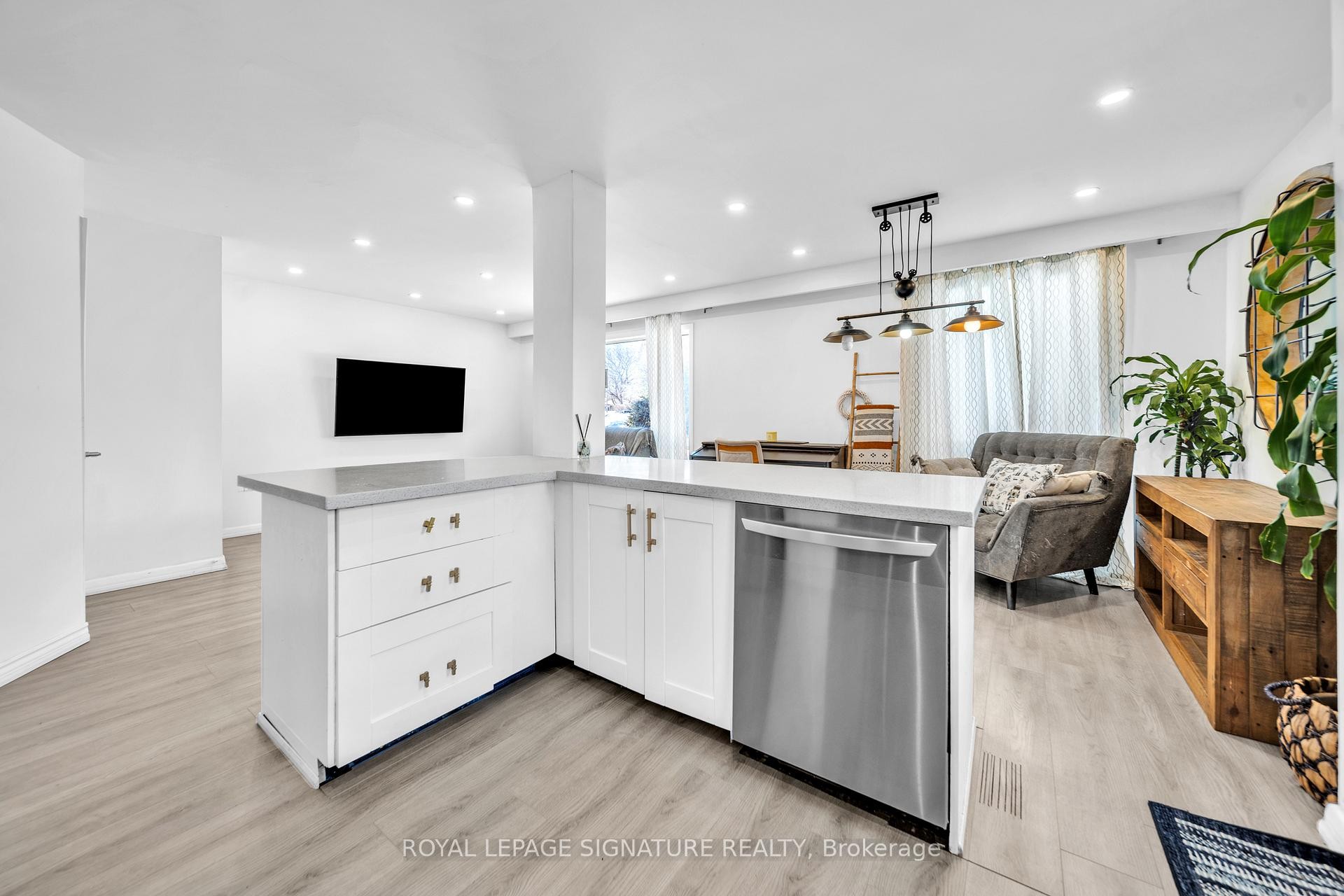 









21


Huron

Court,
Aurora,




ON
L4G 2X7

