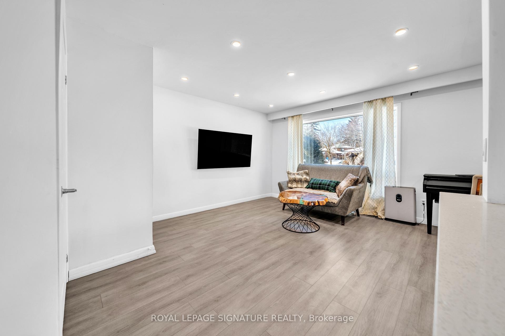 









21


Huron

Court,
Aurora,




ON
L4G 2X7

