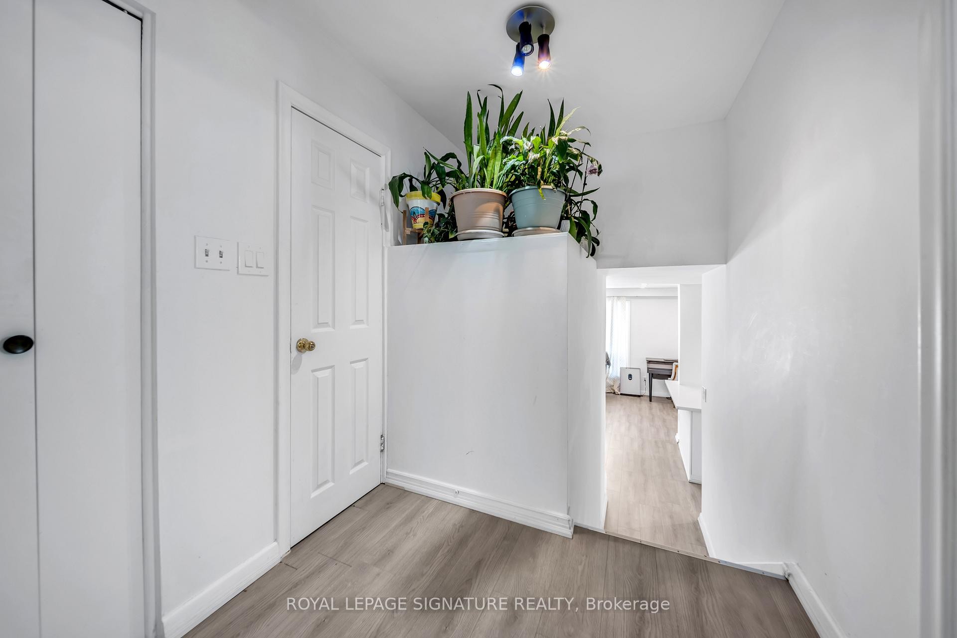 









21


Huron

Court,
Aurora,




ON
L4G 2X7


