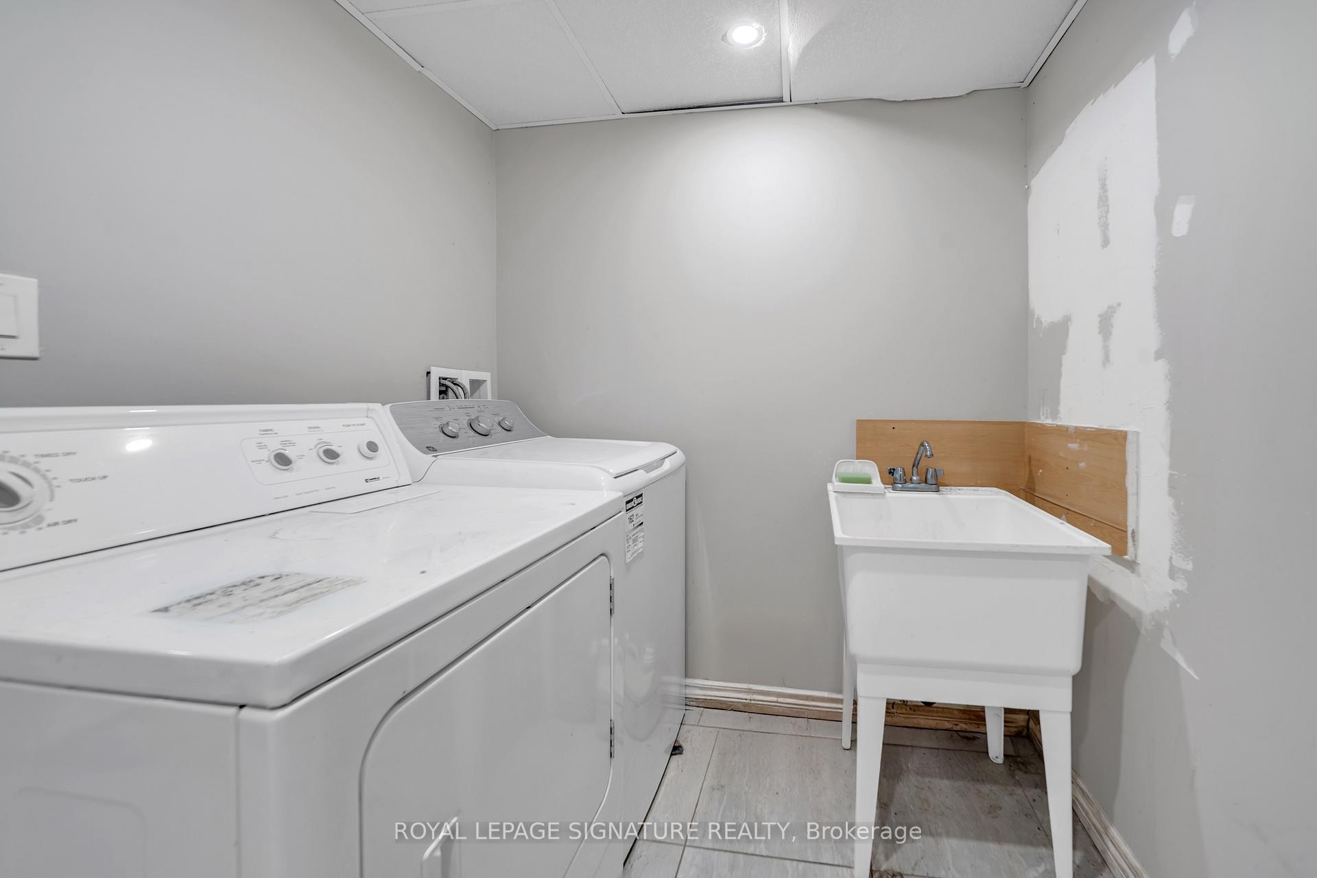 









21


Huron

Court,
Aurora,




ON
L4G 2X7

