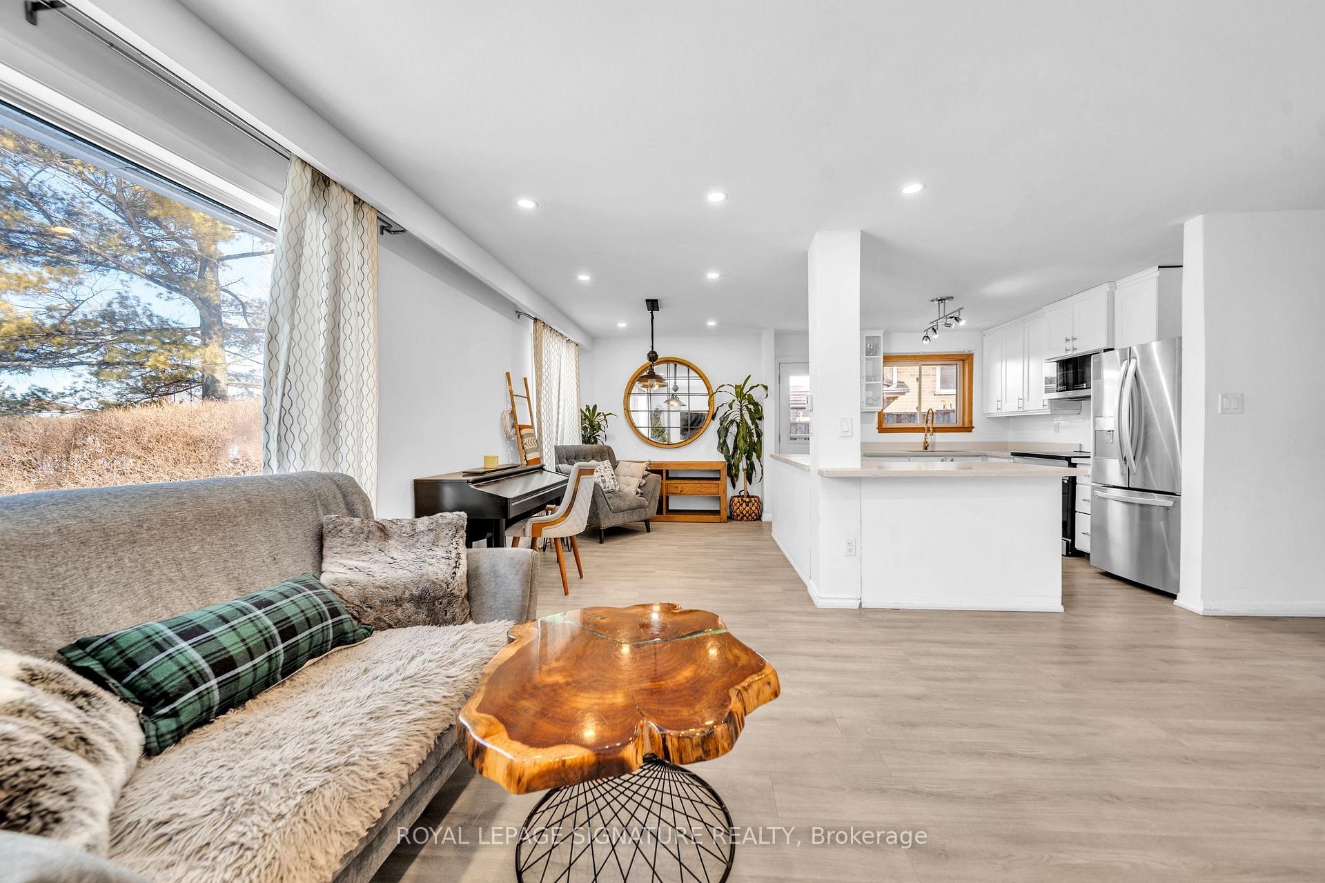 









21


Huron

Court,
Aurora,




ON
L4G 2X7

