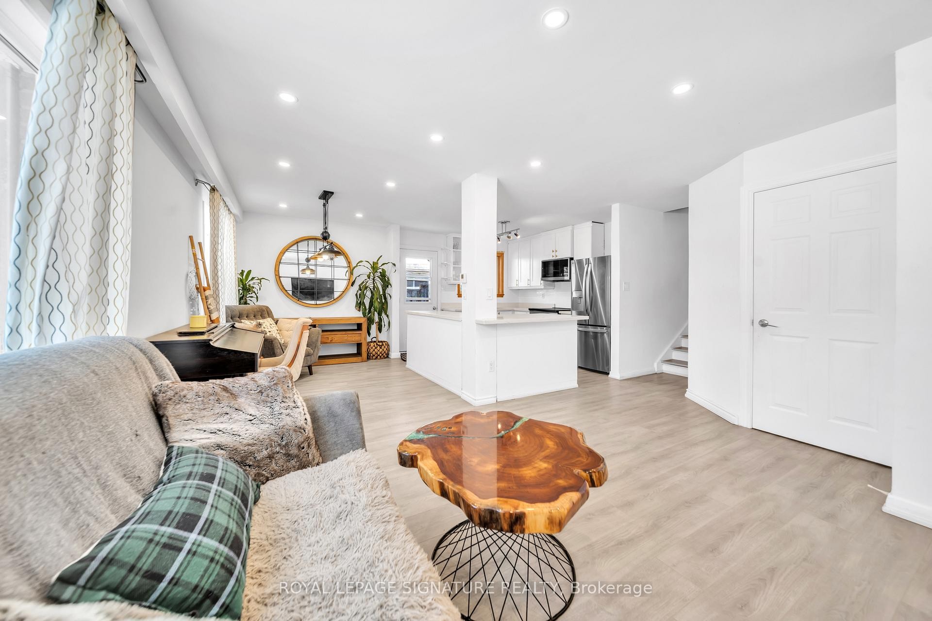 









21


Huron

Court,
Aurora,




ON
L4G 2X7

