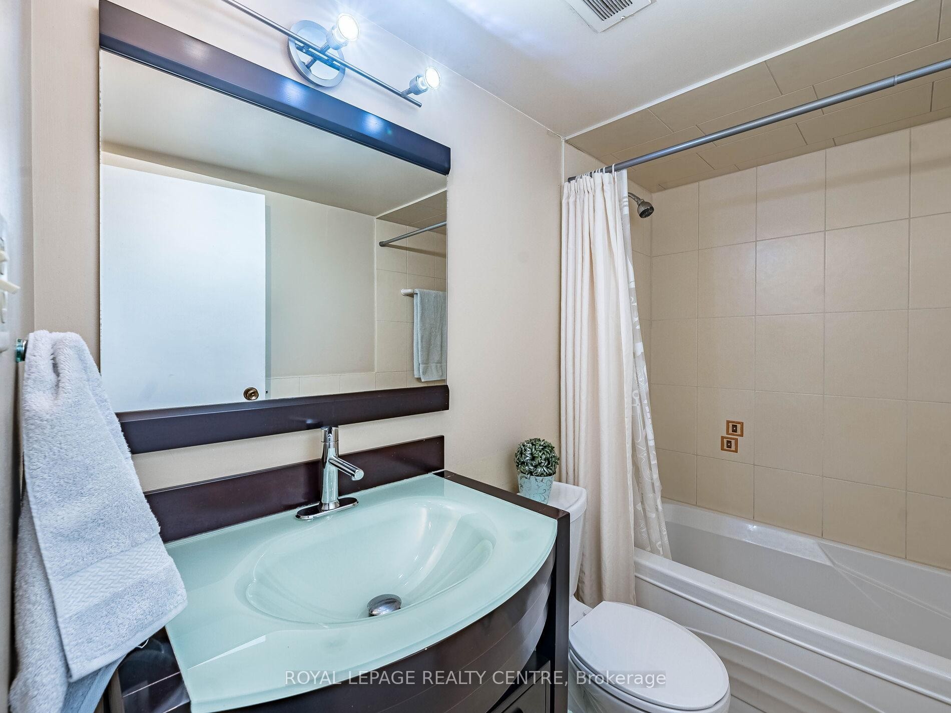 









3590


Kaneff

Crescent West, 1604,
Mississauga,




ON
L5A 3X3

