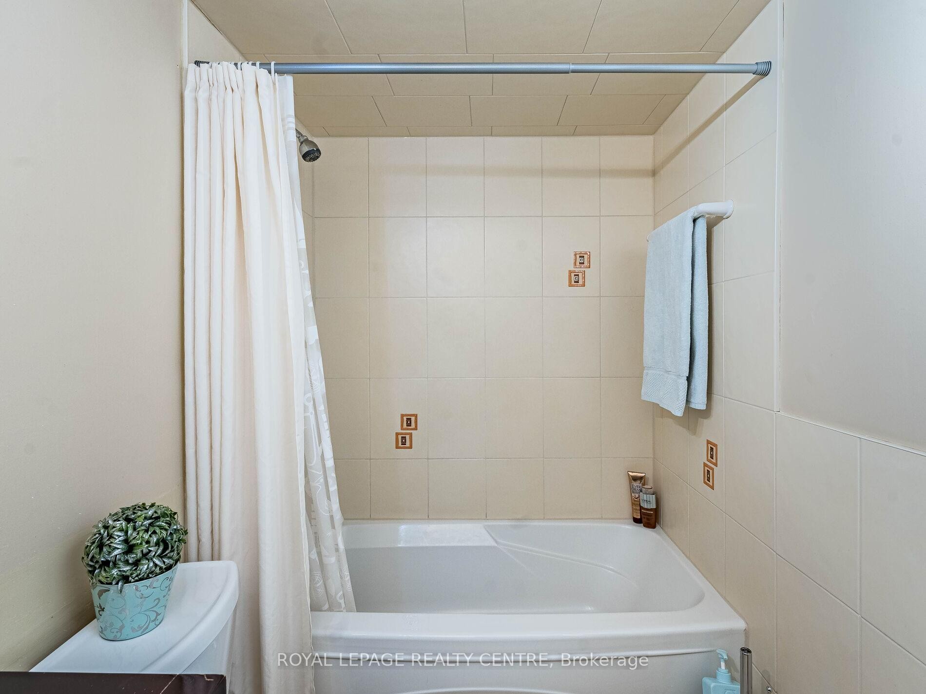 









3590


Kaneff

Crescent West, 1604,
Mississauga,




ON
L5A 3X3

