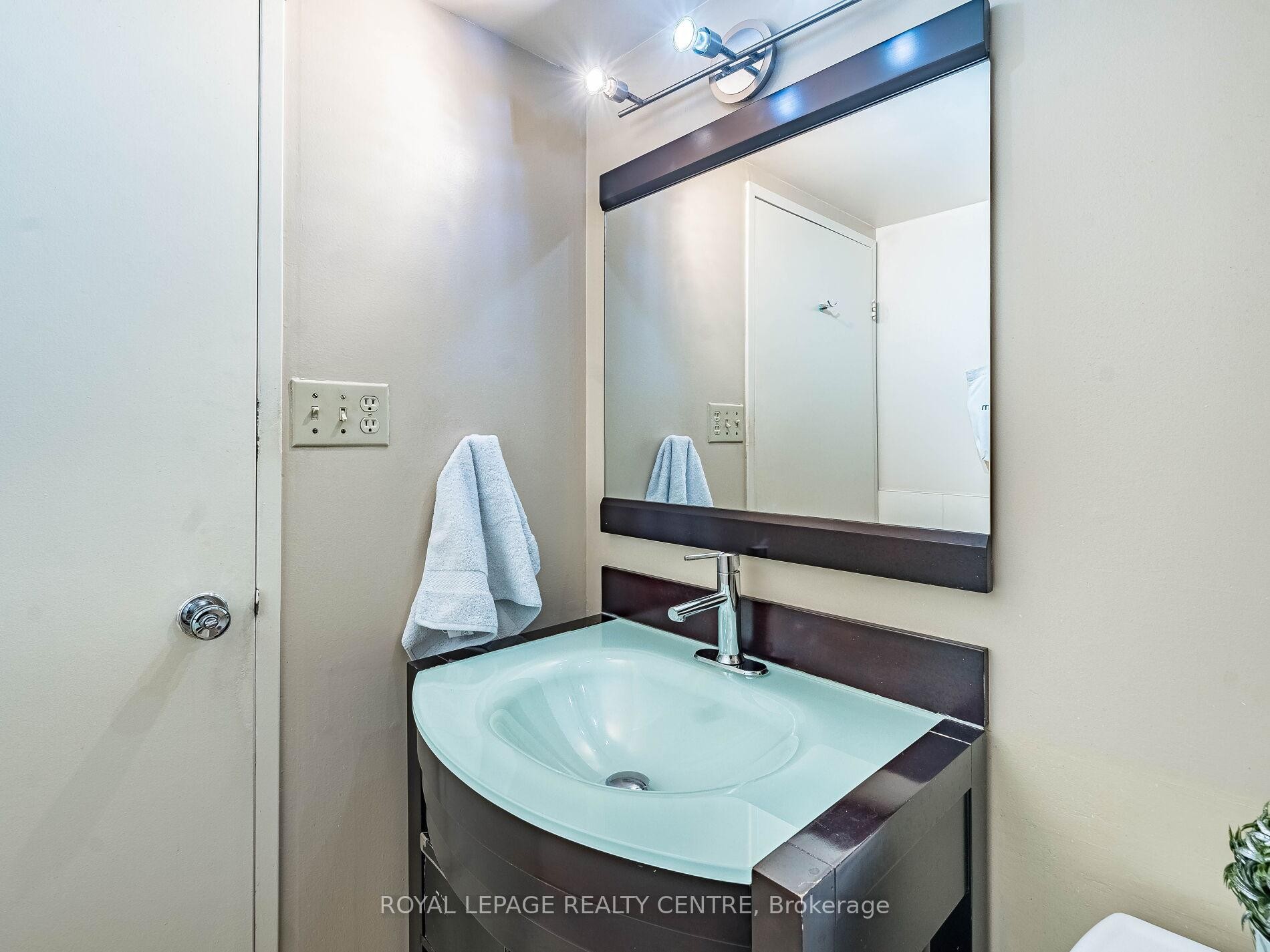 









3590


Kaneff

Crescent West, 1604,
Mississauga,




ON
L5A 3X3

