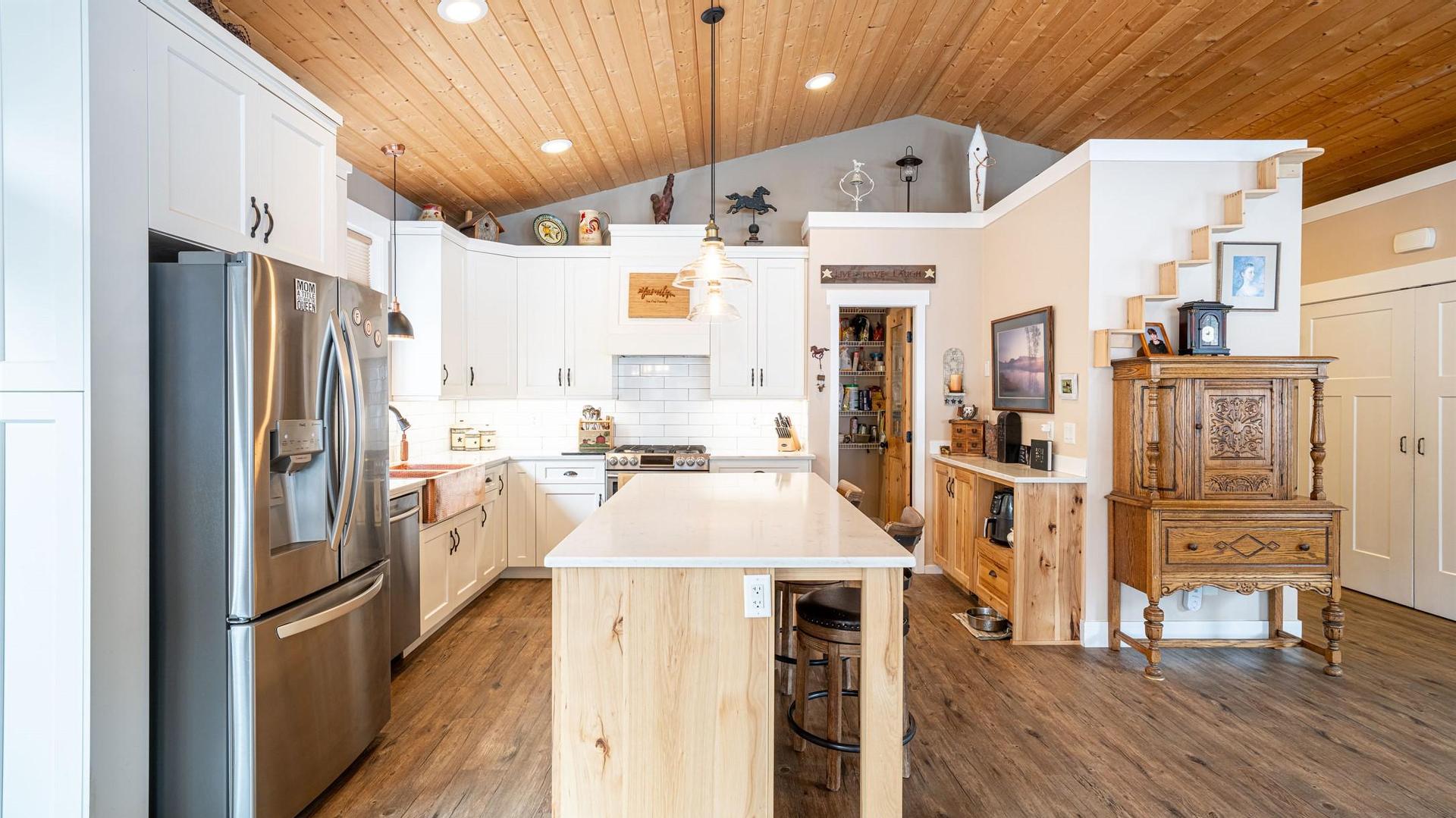 









6440


Okanagan

Avenue,
Salmon Arm,




BC
V1E 1Y2

