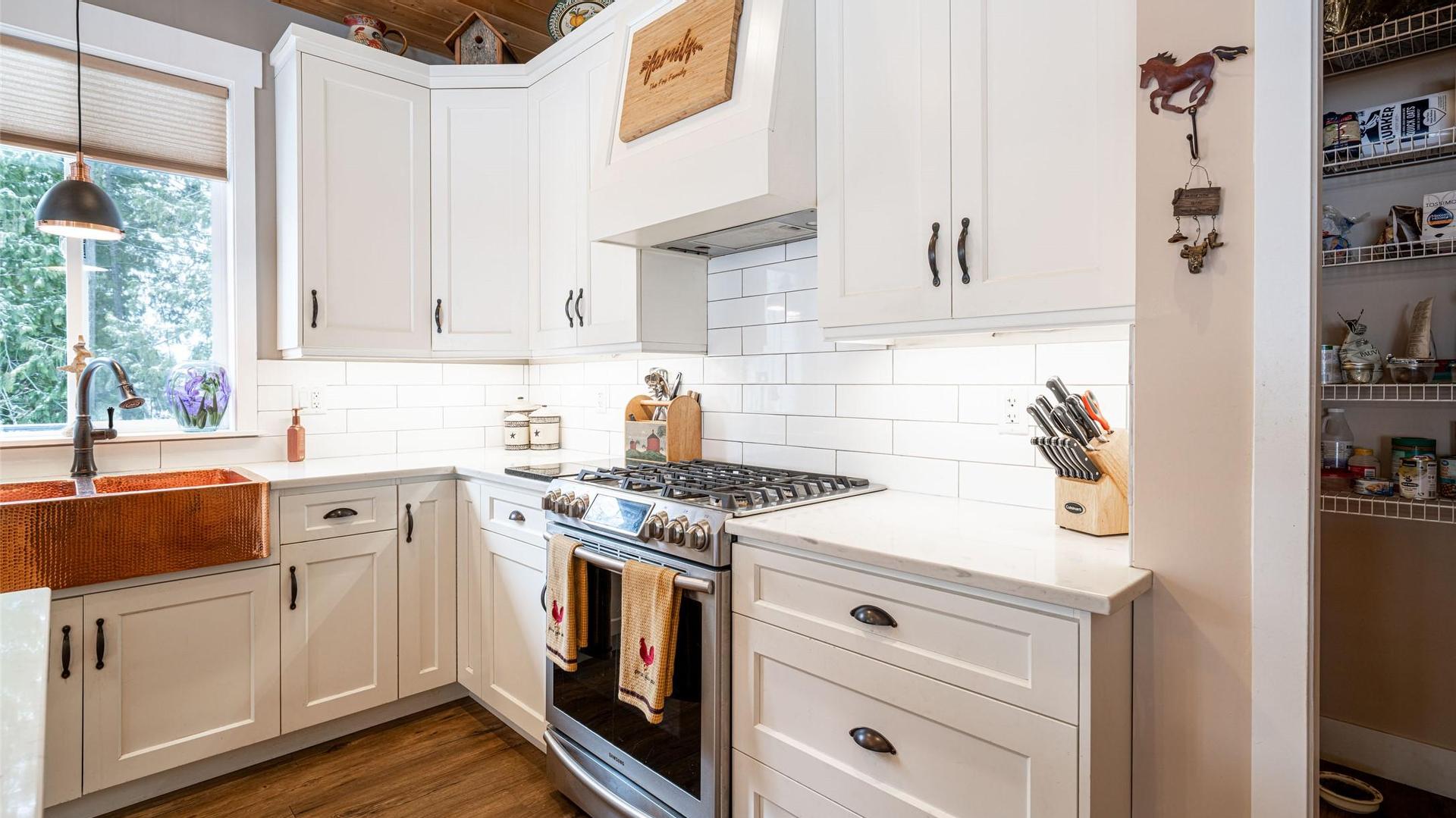 









6440


Okanagan

Avenue,
Salmon Arm,




BC
V1E 1Y2

