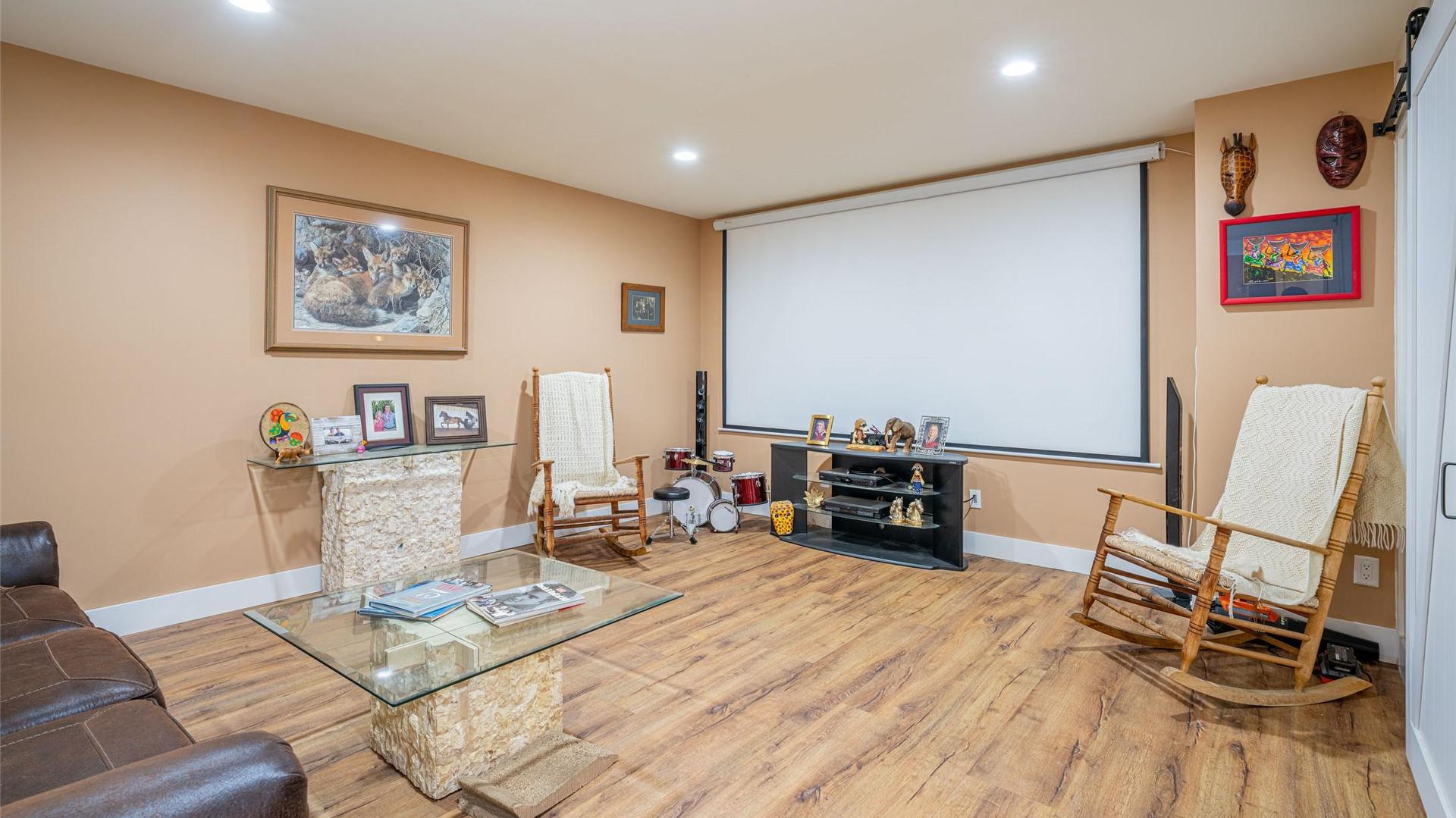 









6440


Okanagan

Avenue,
Salmon Arm,




BC
V1E 1Y2

