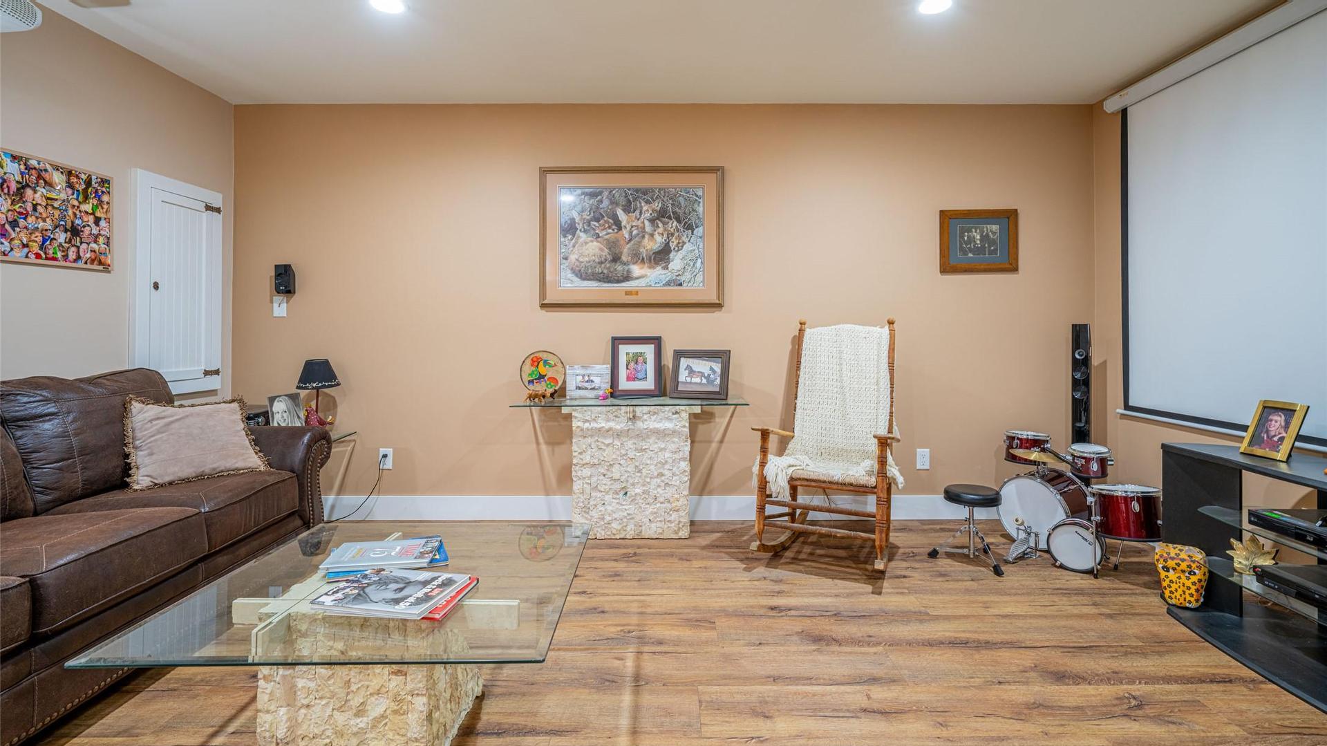 









6440


Okanagan

Avenue,
Salmon Arm,




BC
V1E 1Y2

