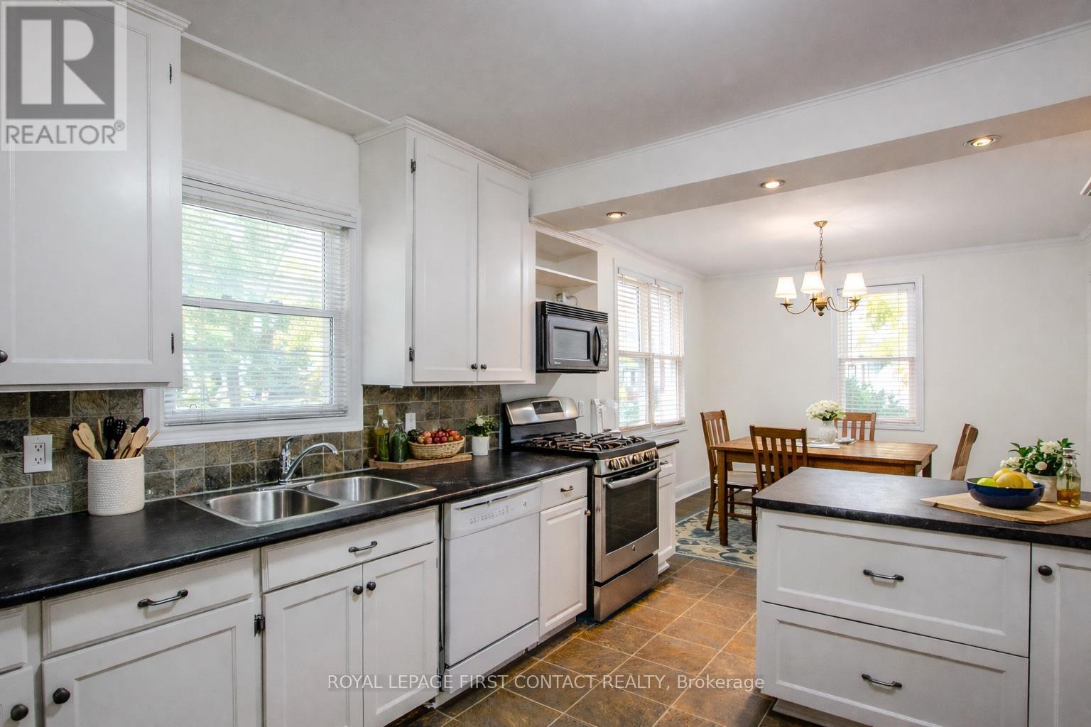 












25 HOLGATE STREET

,
Barrie,




Ontario
L4N2T6

