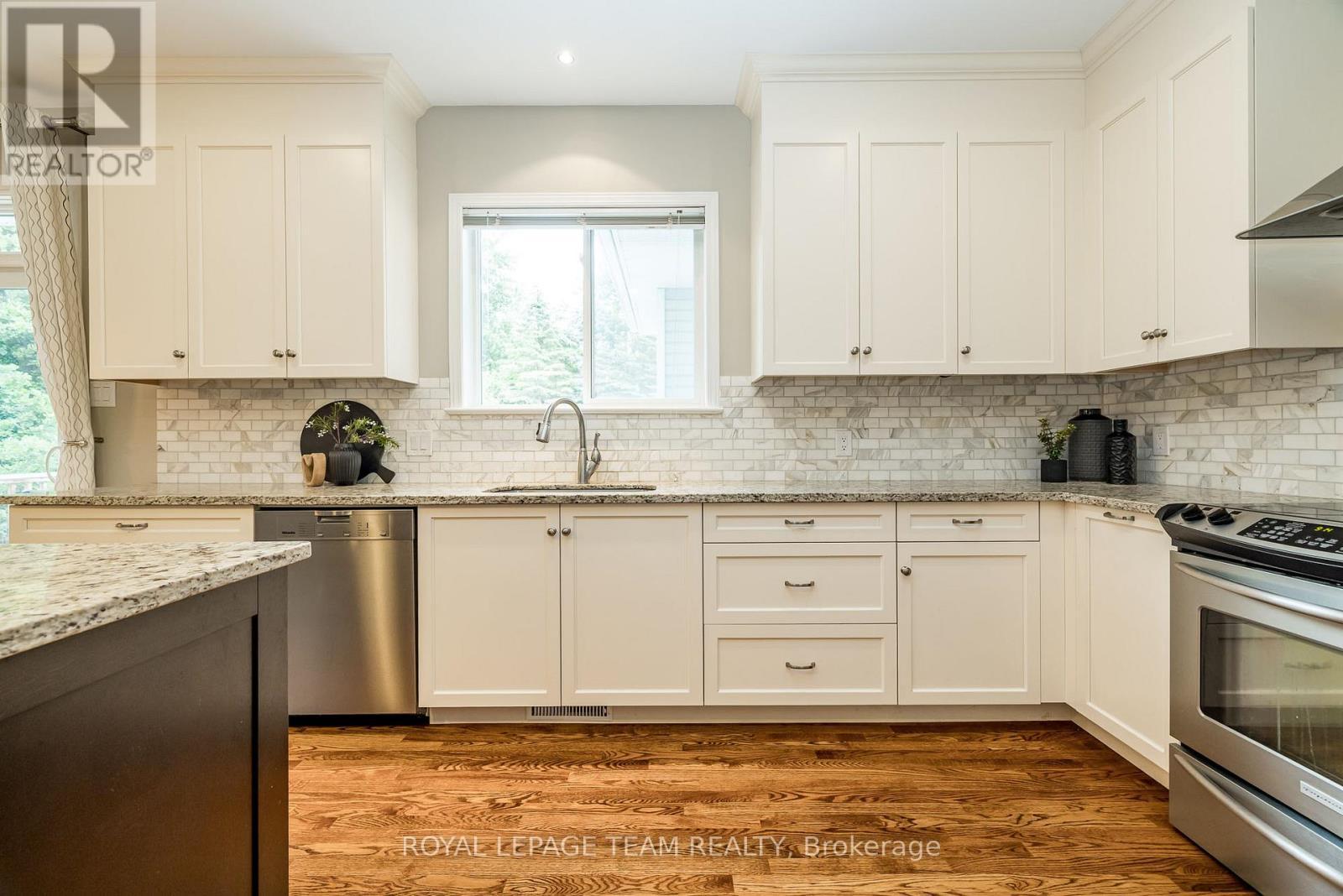 












10 BEECHGROVE GARDENS

,
Ottawa,




Ontario
K2S1W5

