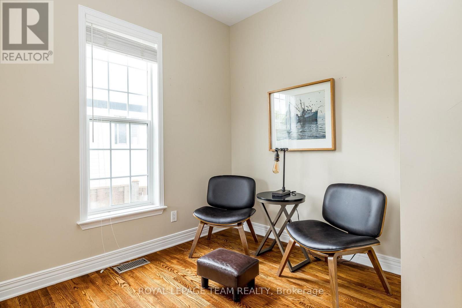 












10 BEECHGROVE GARDENS

,
Ottawa,




Ontario
K2S1W5

