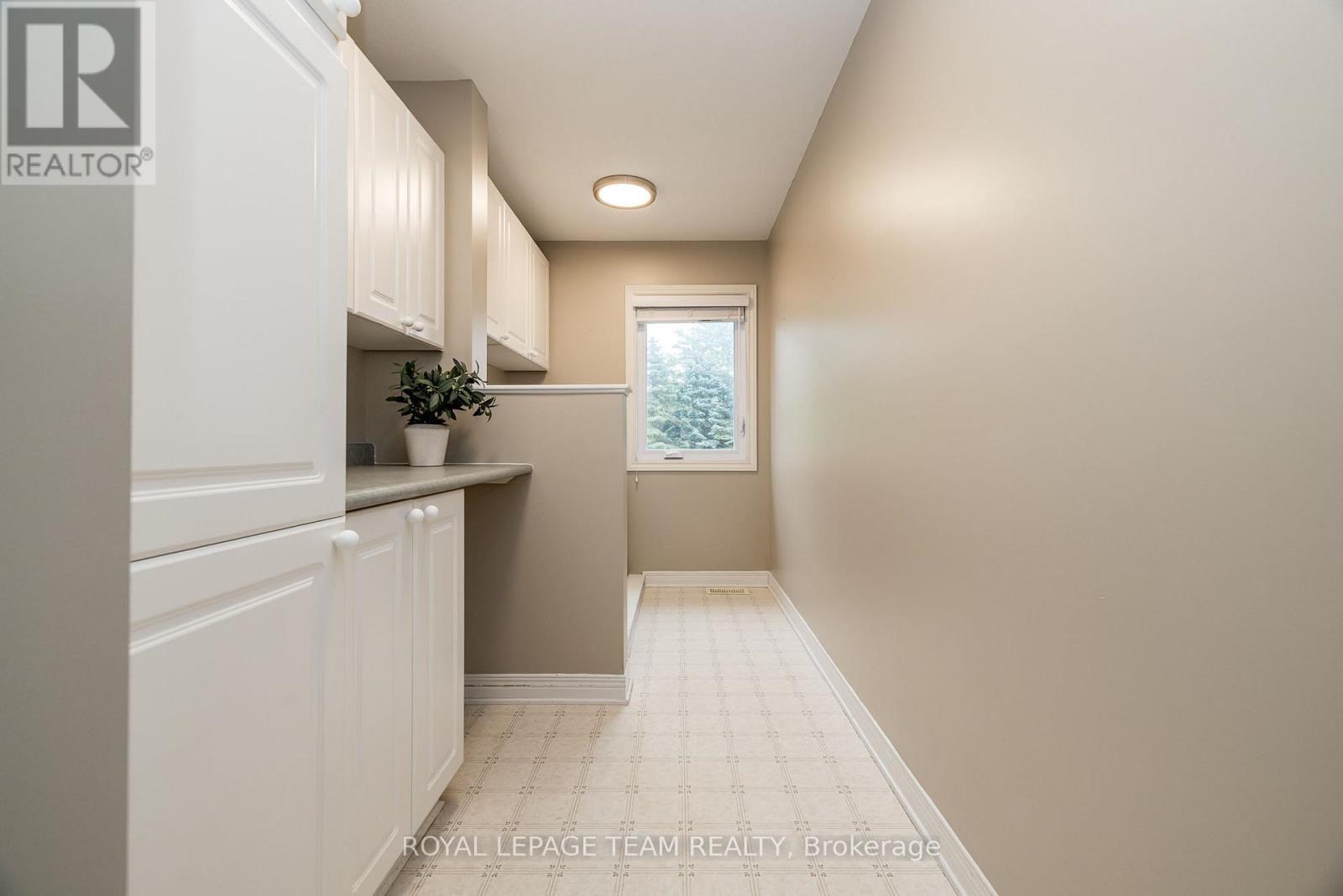 












10 BEECHGROVE GARDENS

,
Ottawa,




Ontario
K2S1W5

