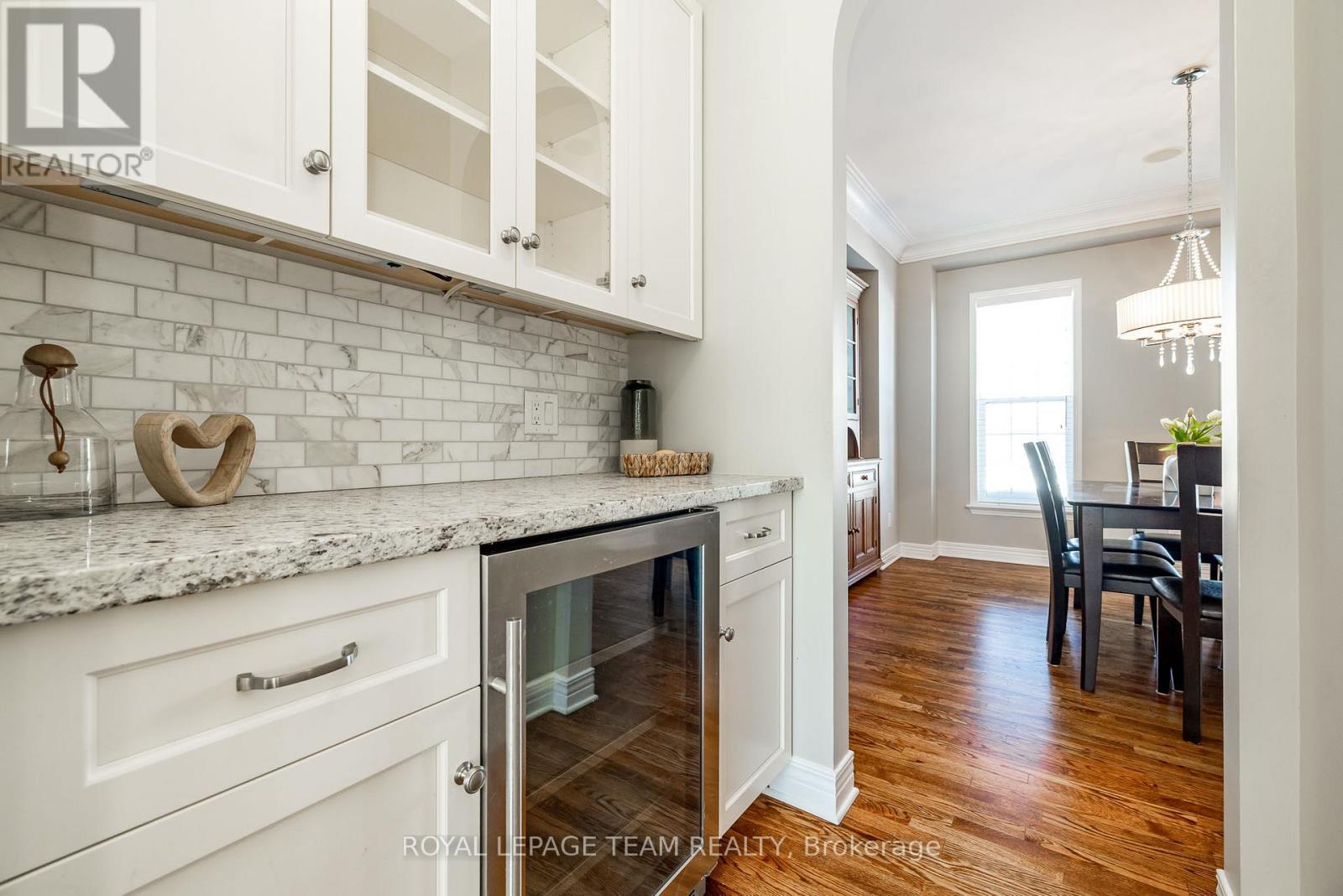 












10 BEECHGROVE GARDENS

,
Ottawa,




Ontario
K2S1W5

