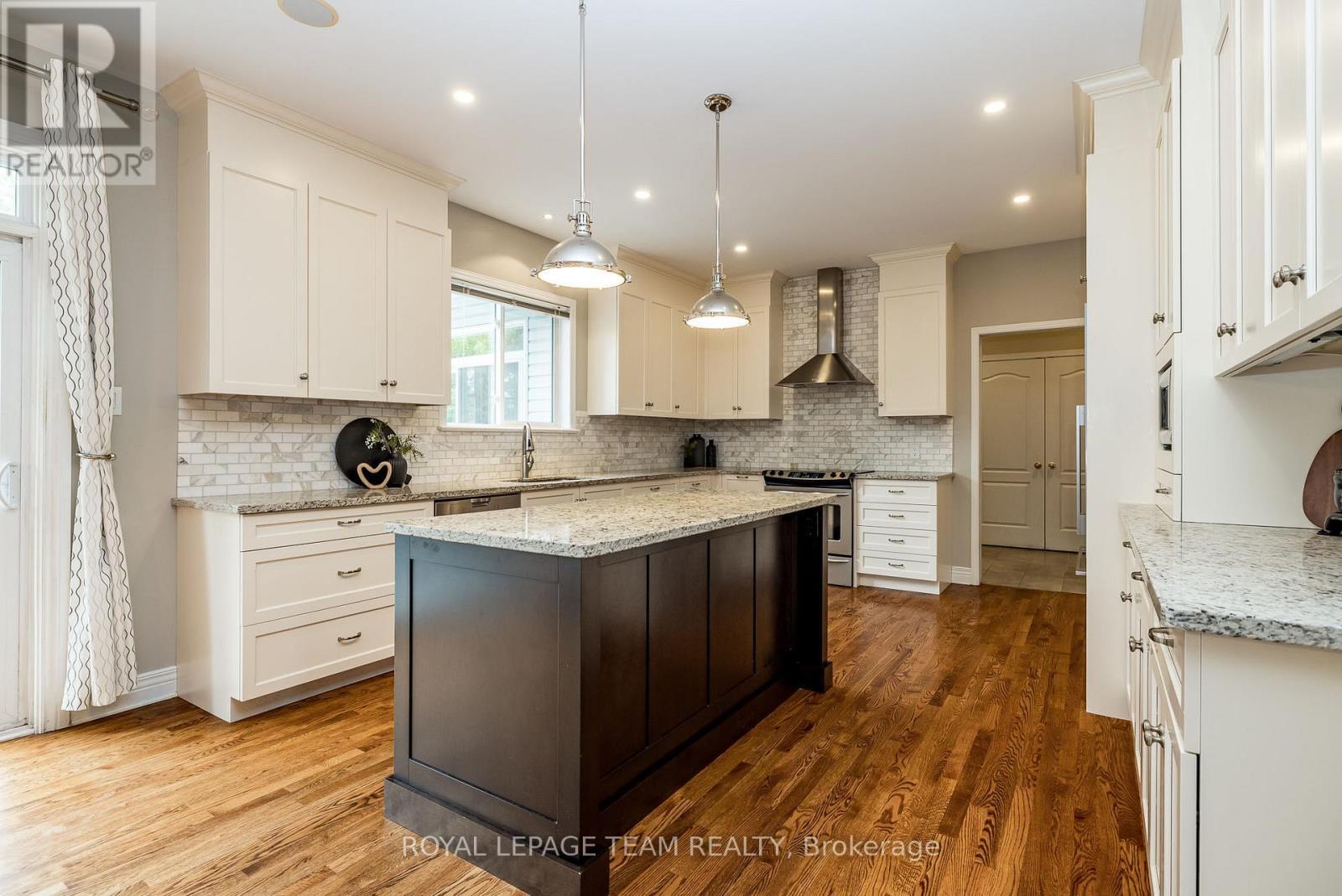 












10 BEECHGROVE GARDENS

,
Ottawa,




Ontario
K2S1W5

