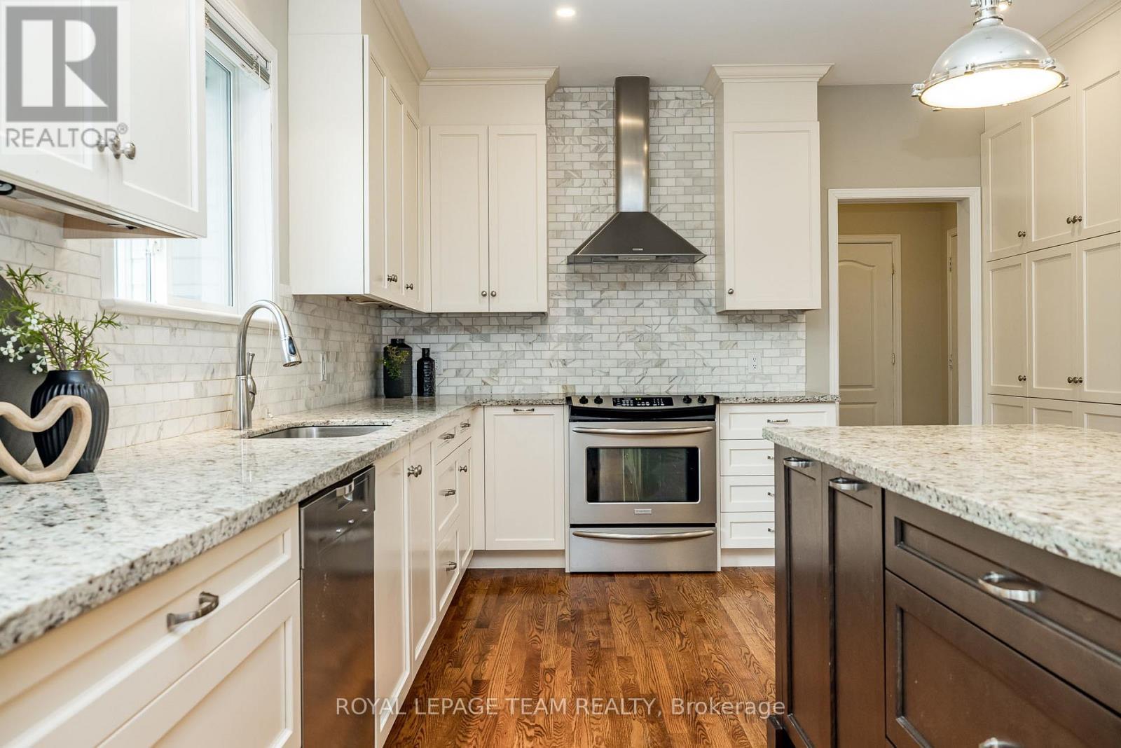 












10 BEECHGROVE GARDENS

,
Ottawa,




Ontario
K2S1W5

