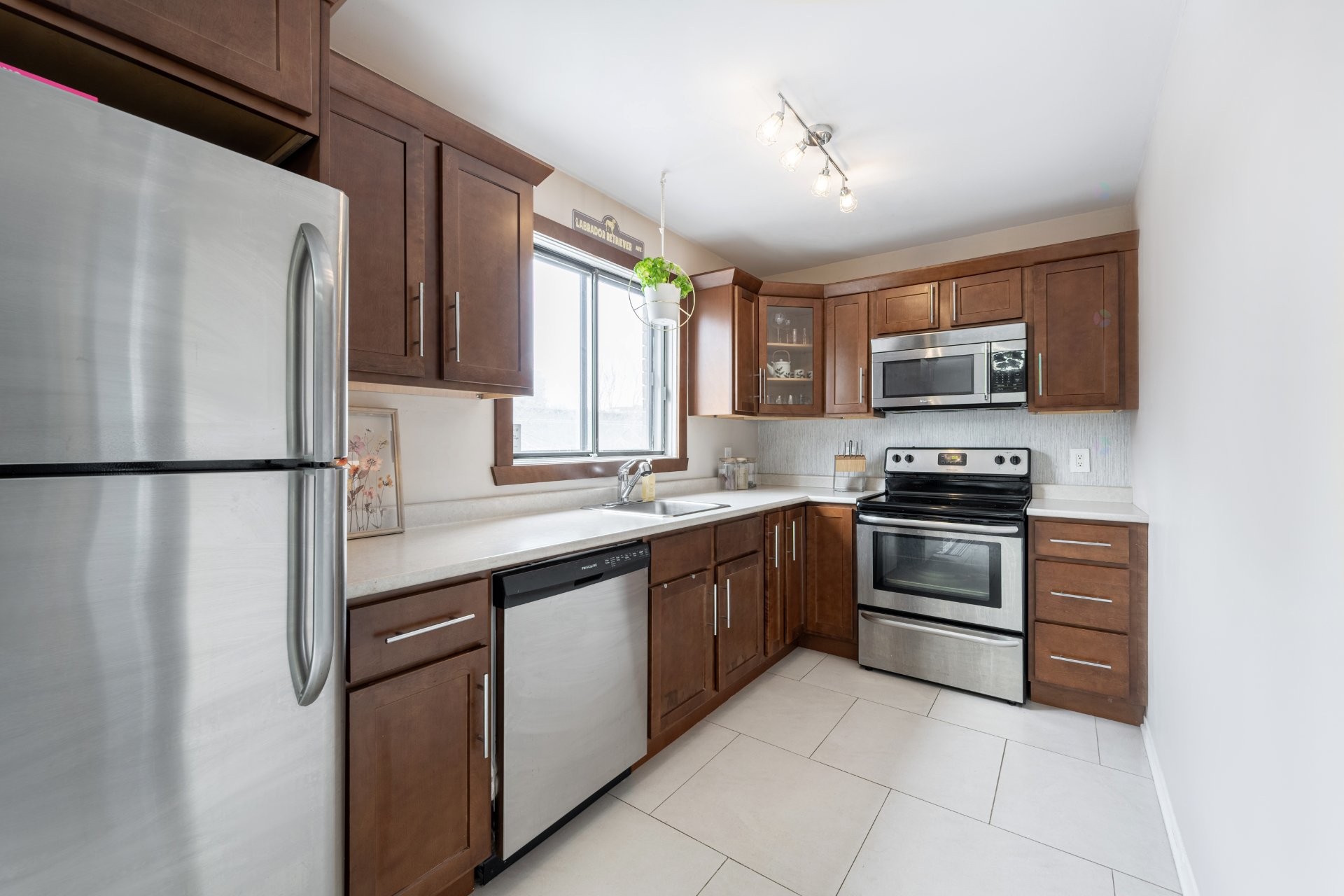 









755


Rue Schubert

,
Brossard,




QC
J4X1X6

