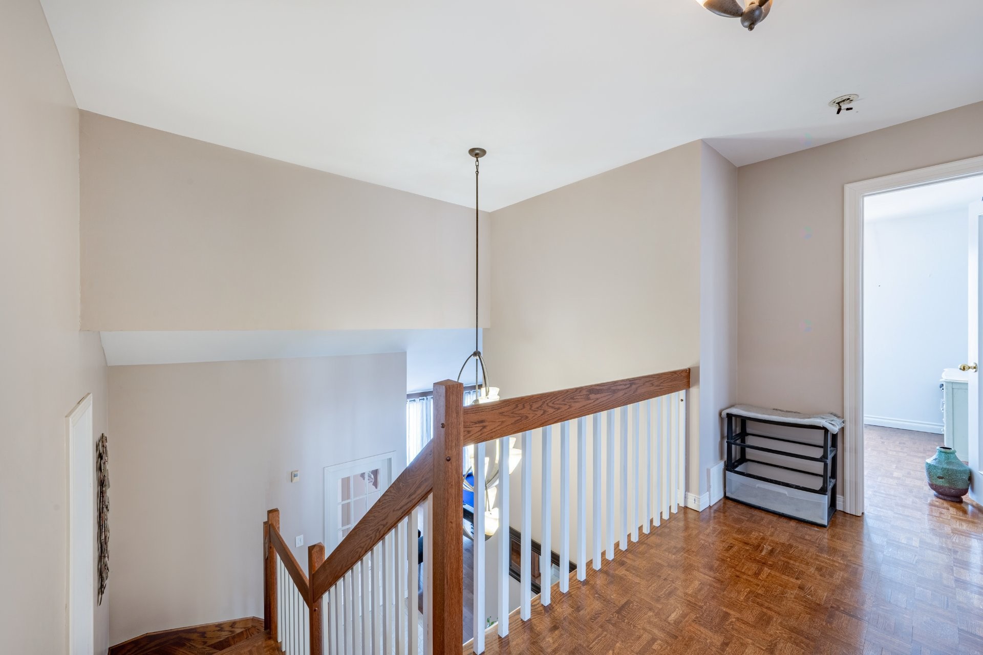 









218


Rue du Niagara

,
Kirkland,




QC
H9J3W7

