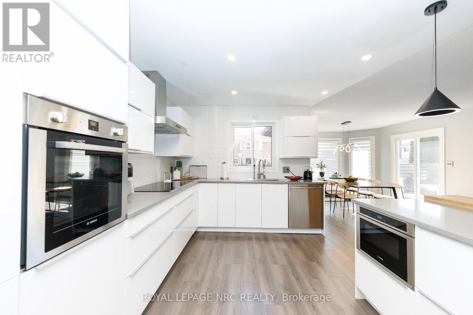 












7 SARAH COURT

,
St. Catharines (Grapeview),




Ontario
L2S3R6


