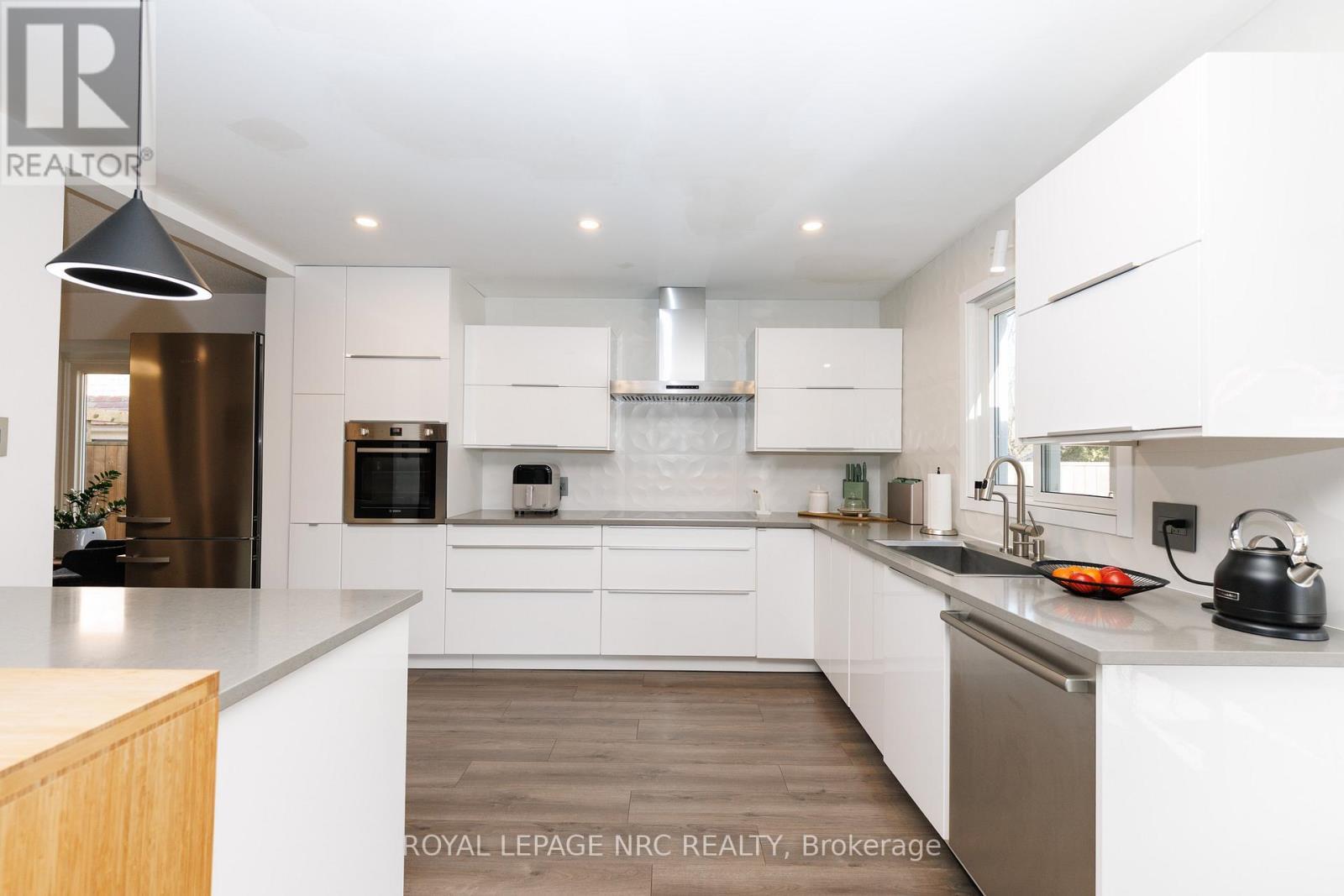 












7 SARAH COURT

,
St. Catharines (Grapeview),




Ontario
L2S3R6

