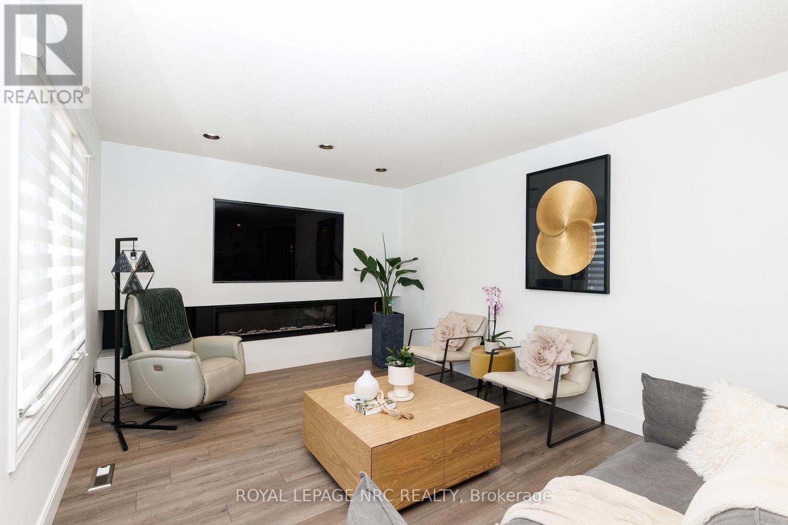 












7 SARAH COURT

,
St. Catharines (Grapeview),




Ontario
L2S3R6

