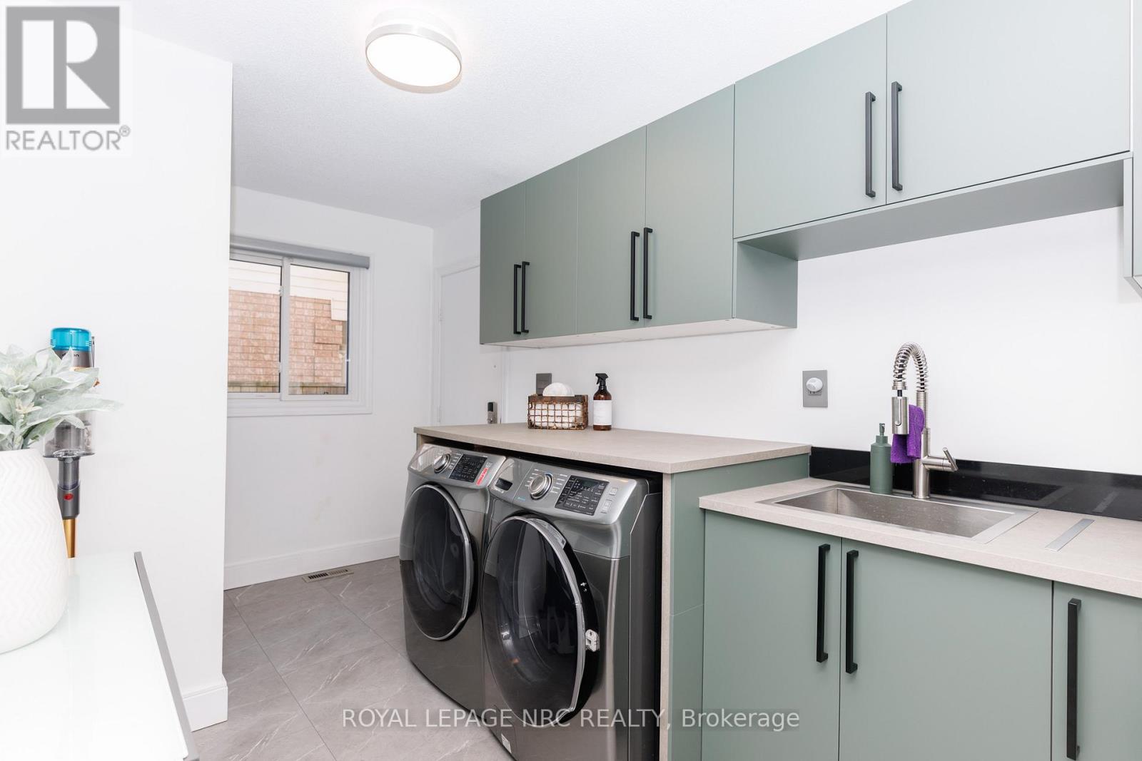 












7 SARAH COURT

,
St. Catharines (Grapeview),




Ontario
L2S3R6

