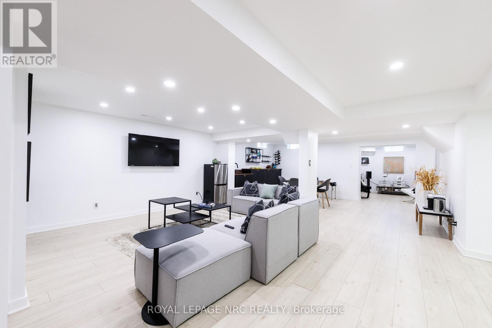 












7 SARAH COURT

,
St. Catharines (Grapeview),




Ontario
L2S3R6

