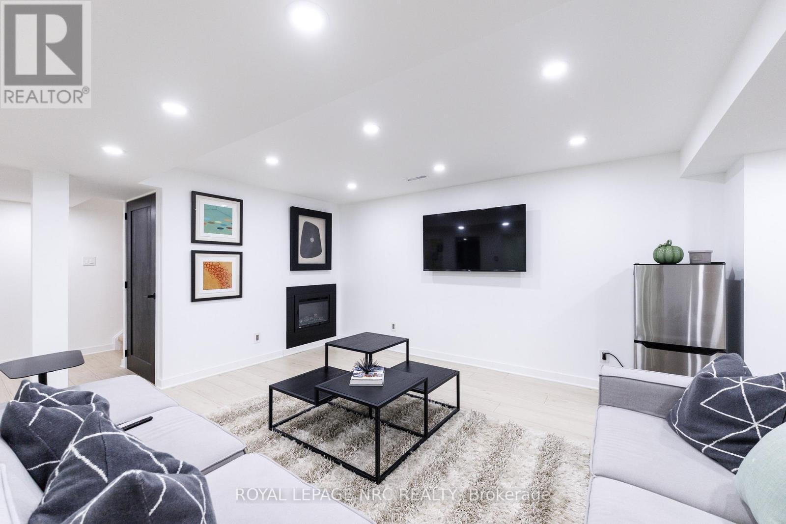












7 SARAH COURT

,
St. Catharines (Grapeview),




Ontario
L2S3R6


