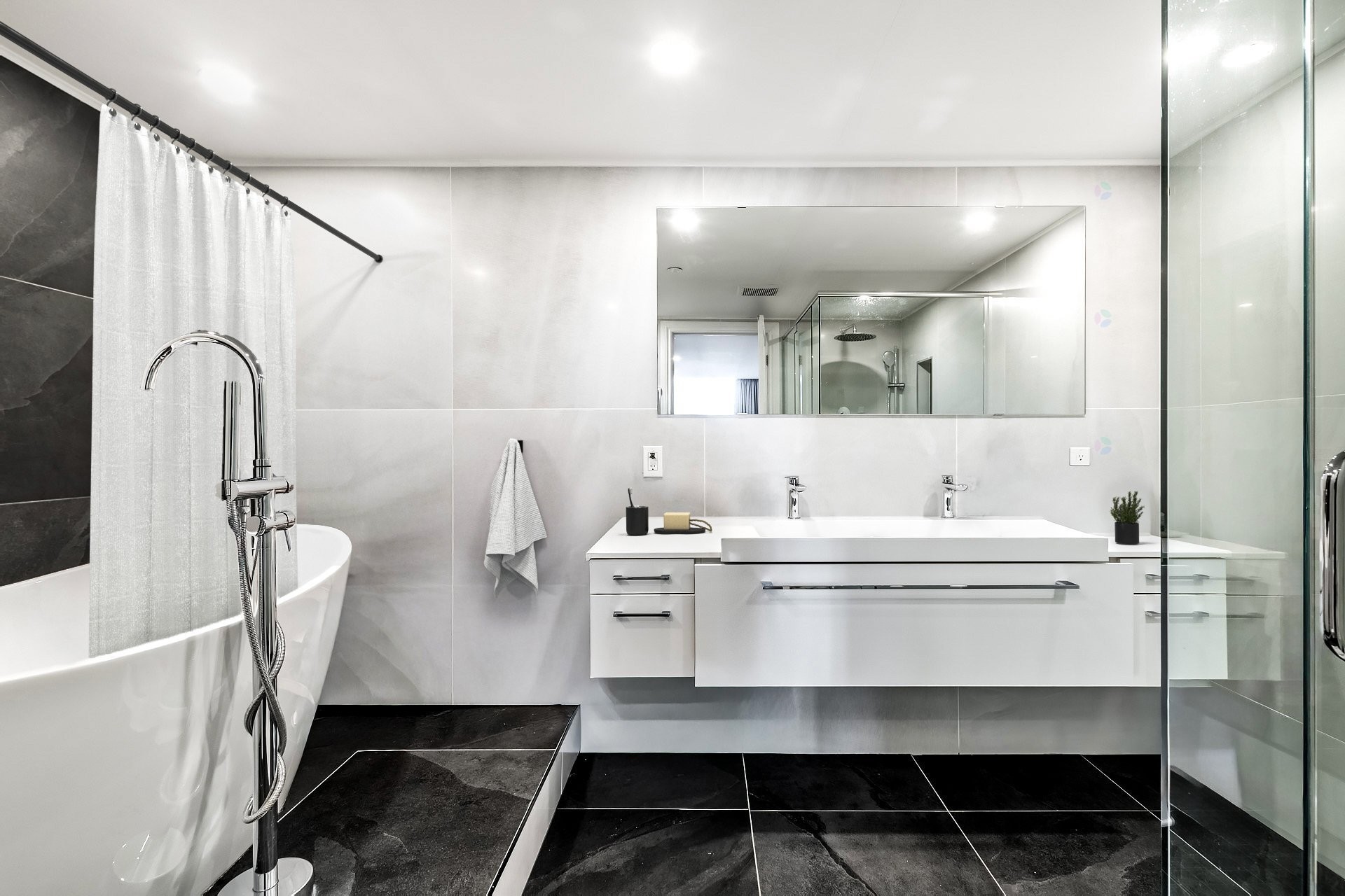 









5850


Av. Marc-Chagall

, 303,
Côte-Saint-Luc,




QC
H4M3H2

