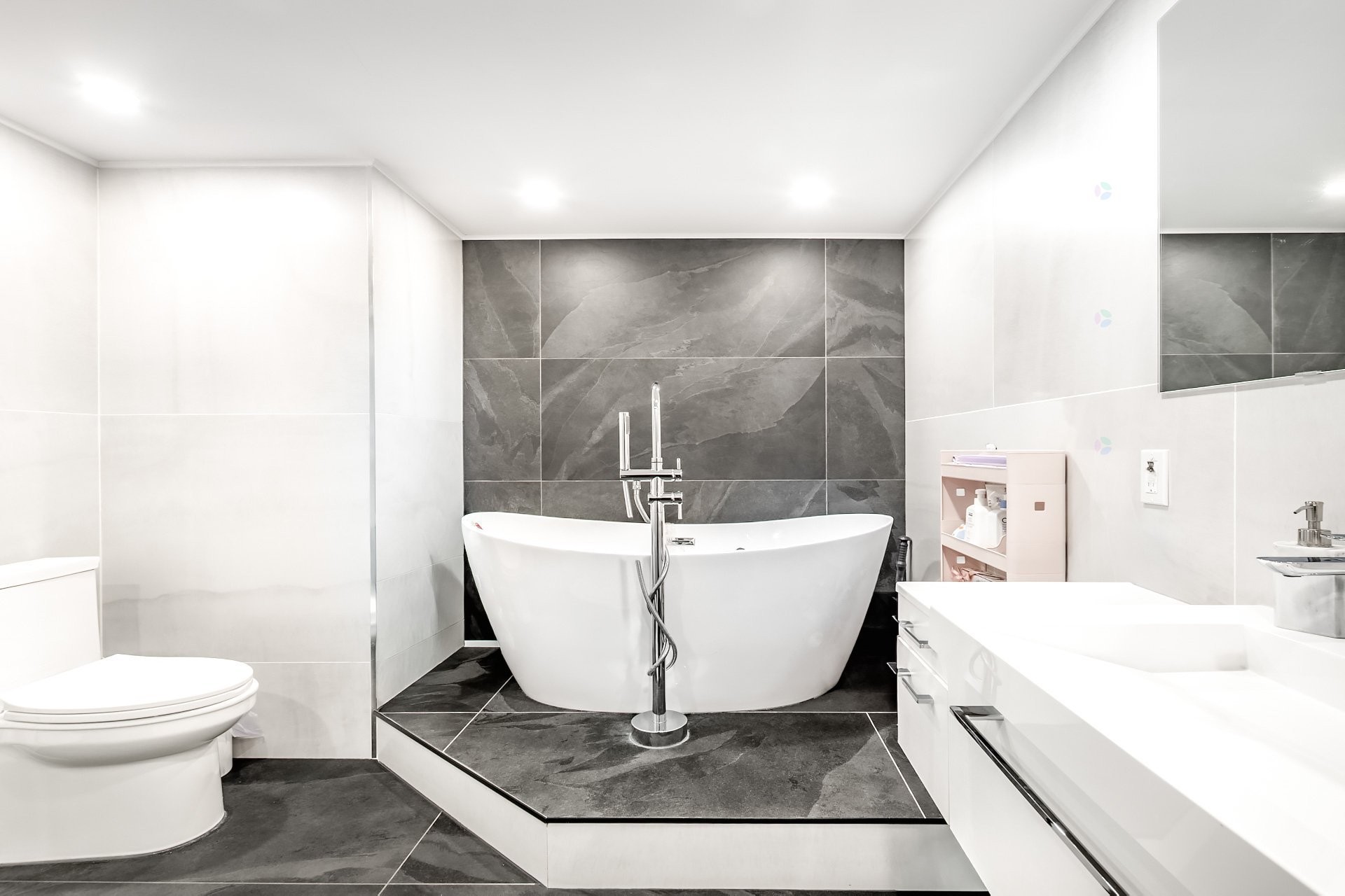 









5850


Av. Marc-Chagall

, 303,
Côte-Saint-Luc,




QC
H4M3H2

