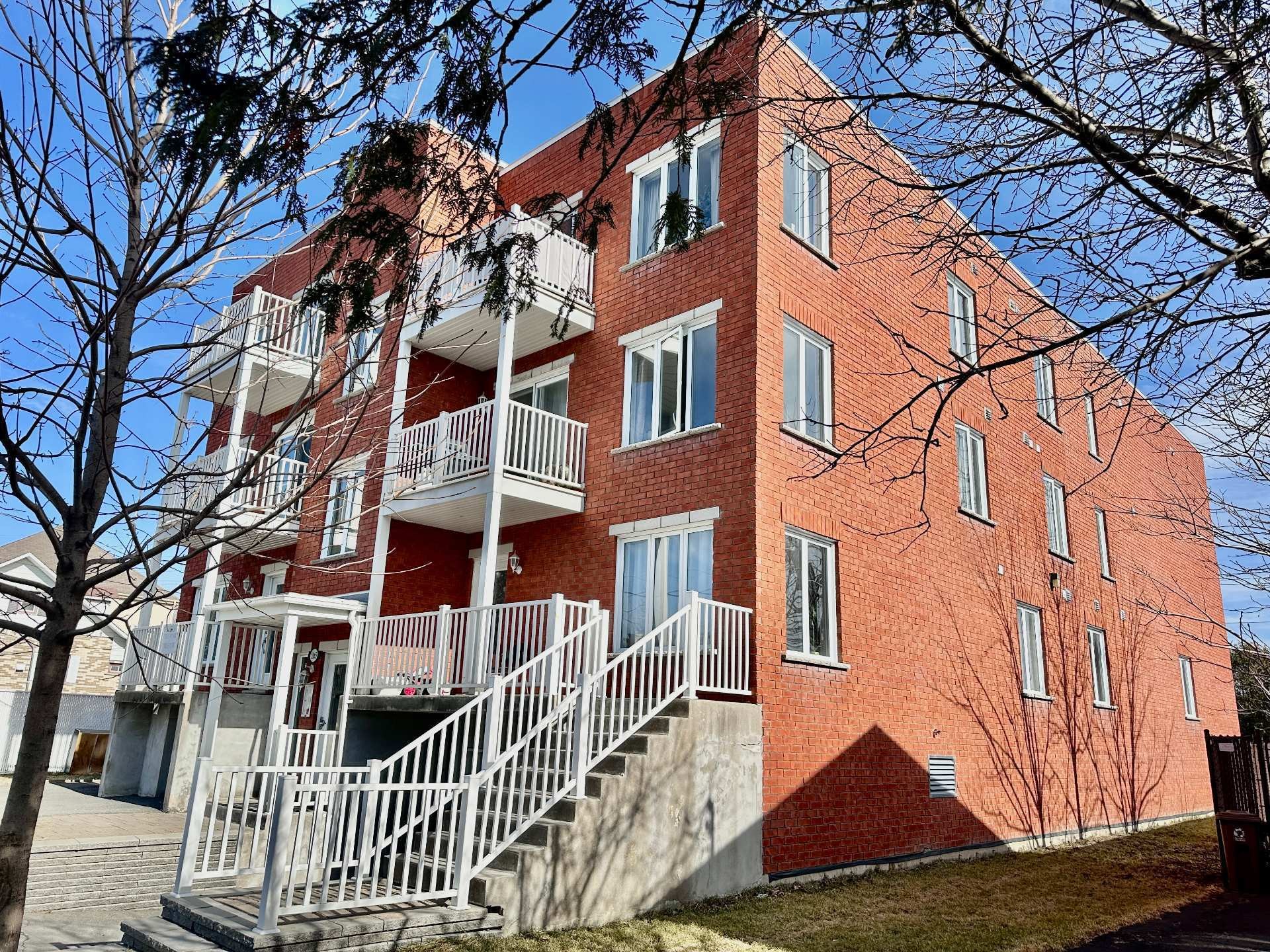 









5565


Av. Albanie

, 201,
Brossard,




QC
J4Z1G5

