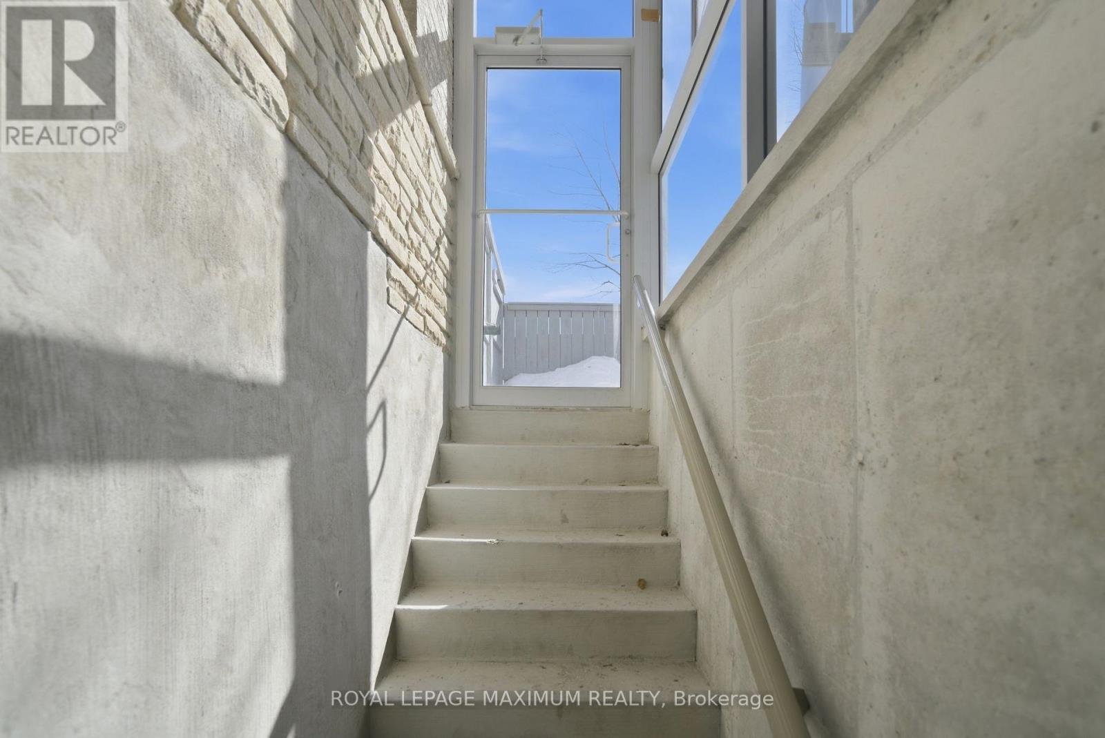 












2 CASTLE PARK BOULEVARD

,
Vaughan,




Ontario
L4H1M5

