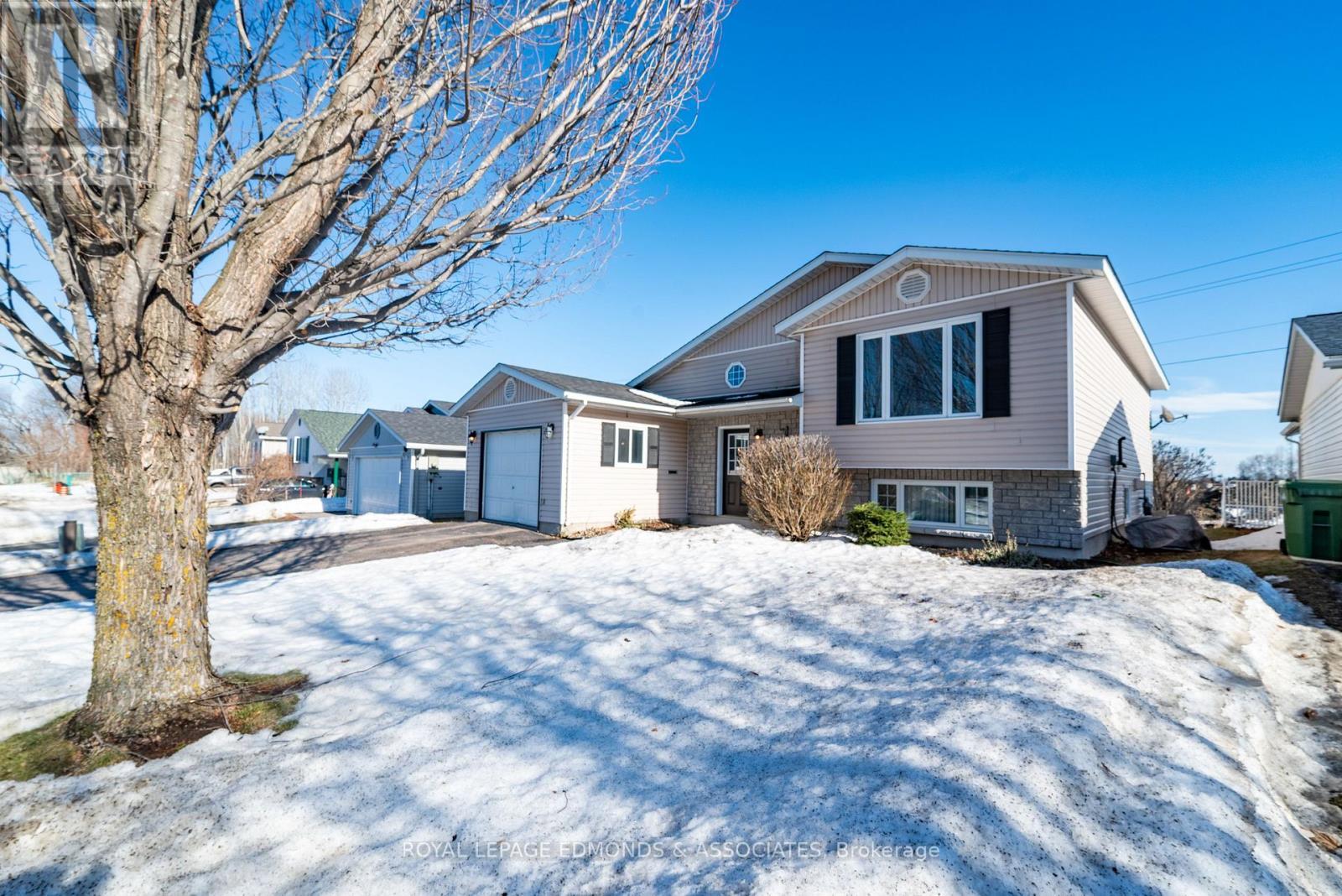 












130 COCKBURN CRESCENT

,
Pembroke,




Ontario
K8A8L9

