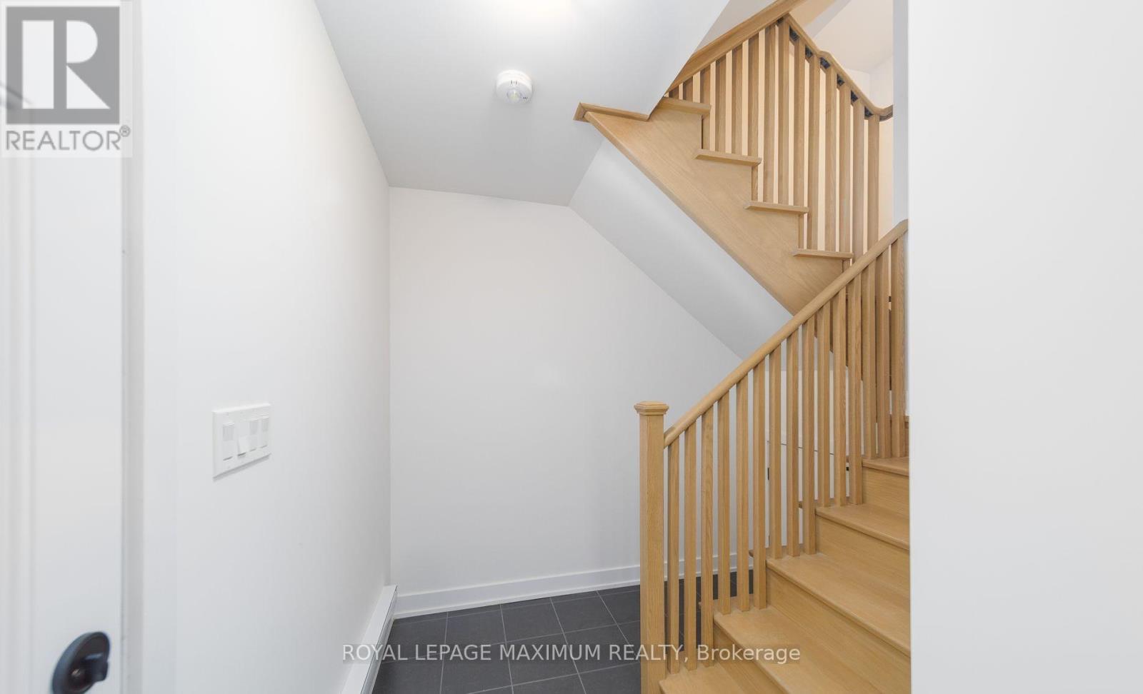 












4 - 32 WAGON LANE

,
Barrie,




Ontario
L9J0C2

