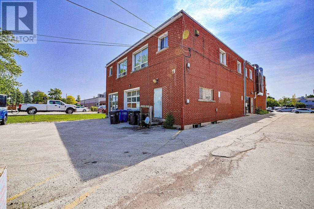 












2307 - 2309 LAKESHORE ROAD W

,
Oakville (BR Bronte),




Ontario
L6L1H2

