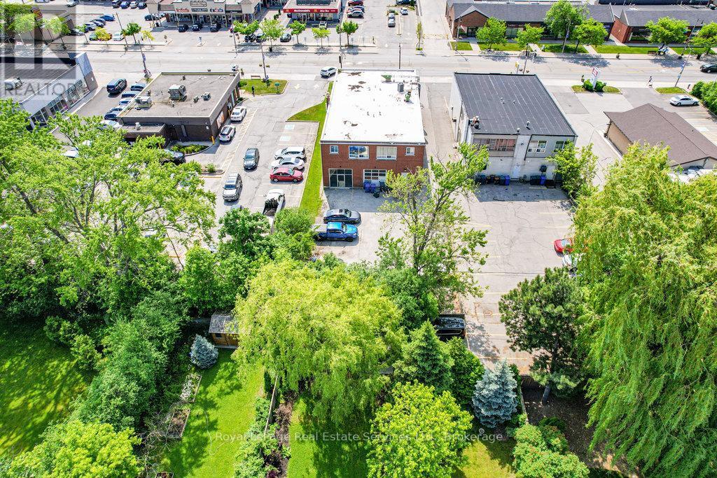 












2307 - 2309 LAKESHORE ROAD W

,
Oakville (BR Bronte),




Ontario
L6L1H2

