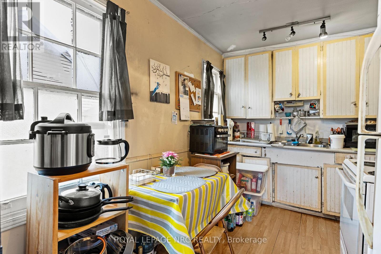 












385 CROWLAND AVENUE

,
Welland,




Ontario
L3B1X5

