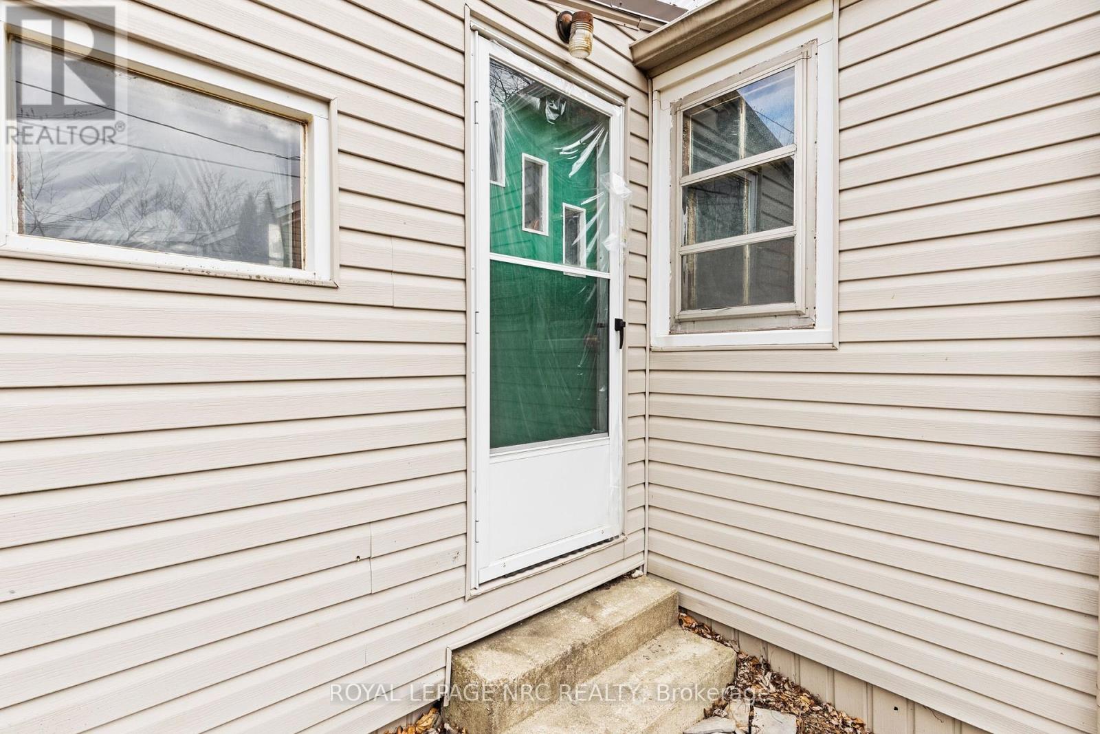 












385 CROWLAND AVENUE

,
Welland,




Ontario
L3B1X5

