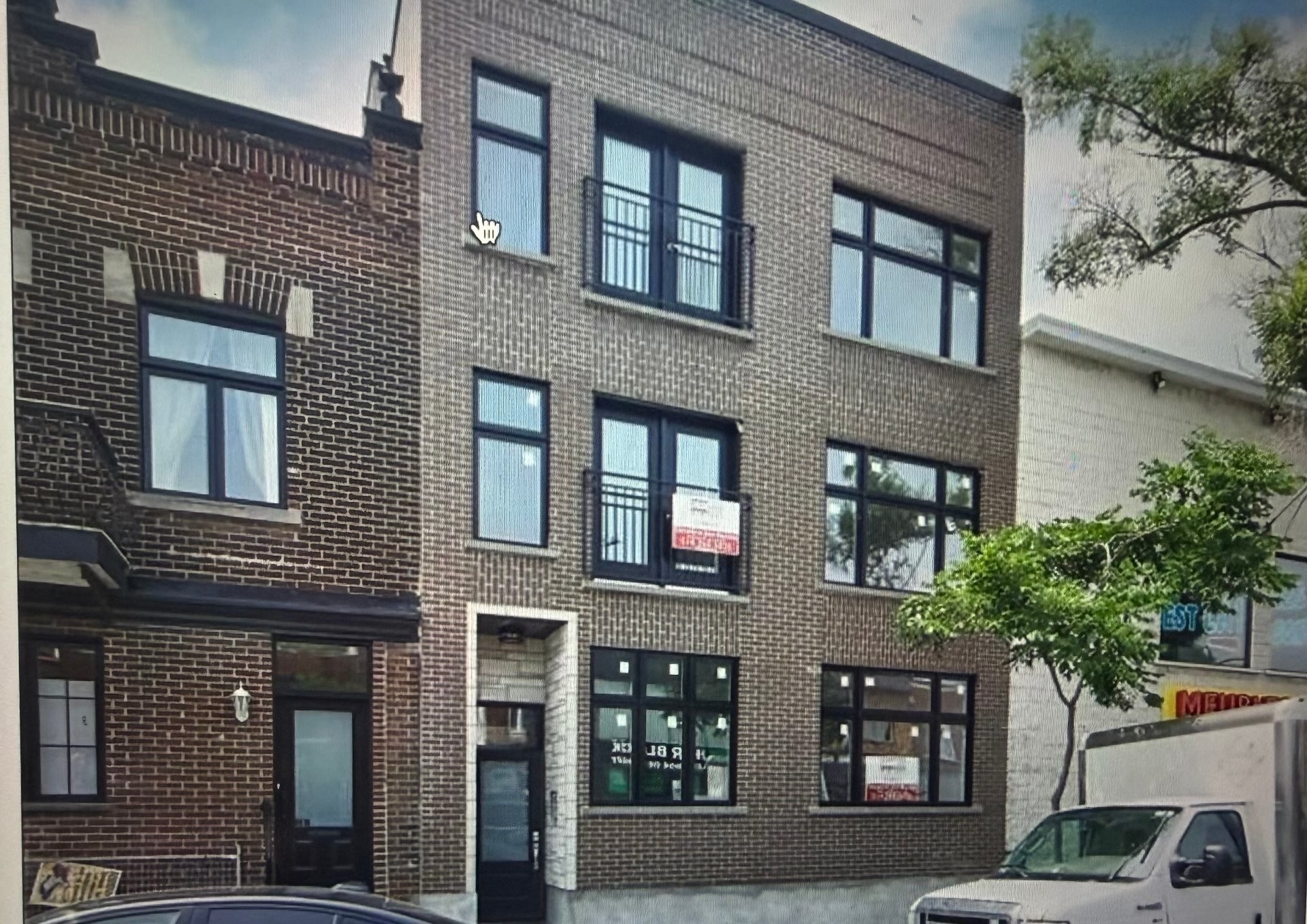 









6424


Av. Papineau

,
Montréal (Rosemont/La Petite-Patrie),




QC
H2G2W9

