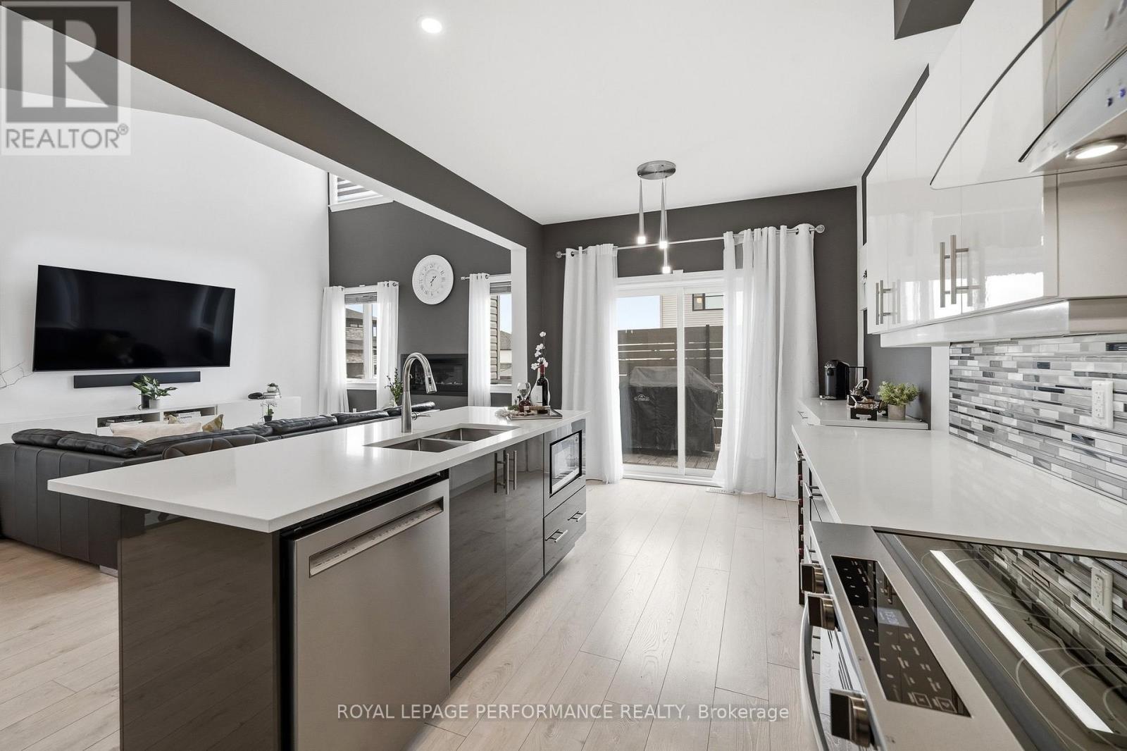 












800 PLATINUM STREET

,
Clarence-Rockland,




Ontario
K4K0J2

