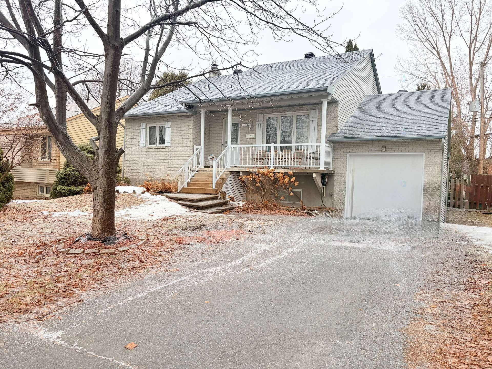 









17711


Rue Antoine-Faucon

,
Montréal (Pierrefonds-Roxboro),




QC
H9J3N2

