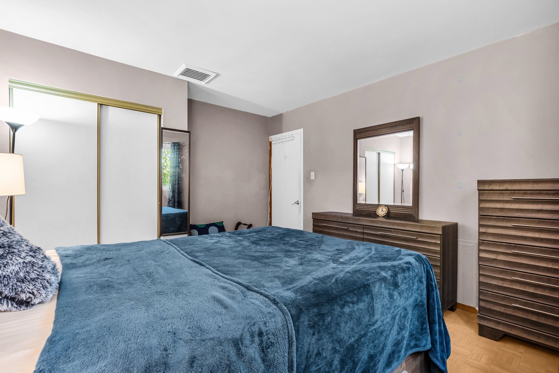 









17711


Rue Antoine-Faucon

,
Montréal (Pierrefonds-Roxboro),




QC
H9J3N2

