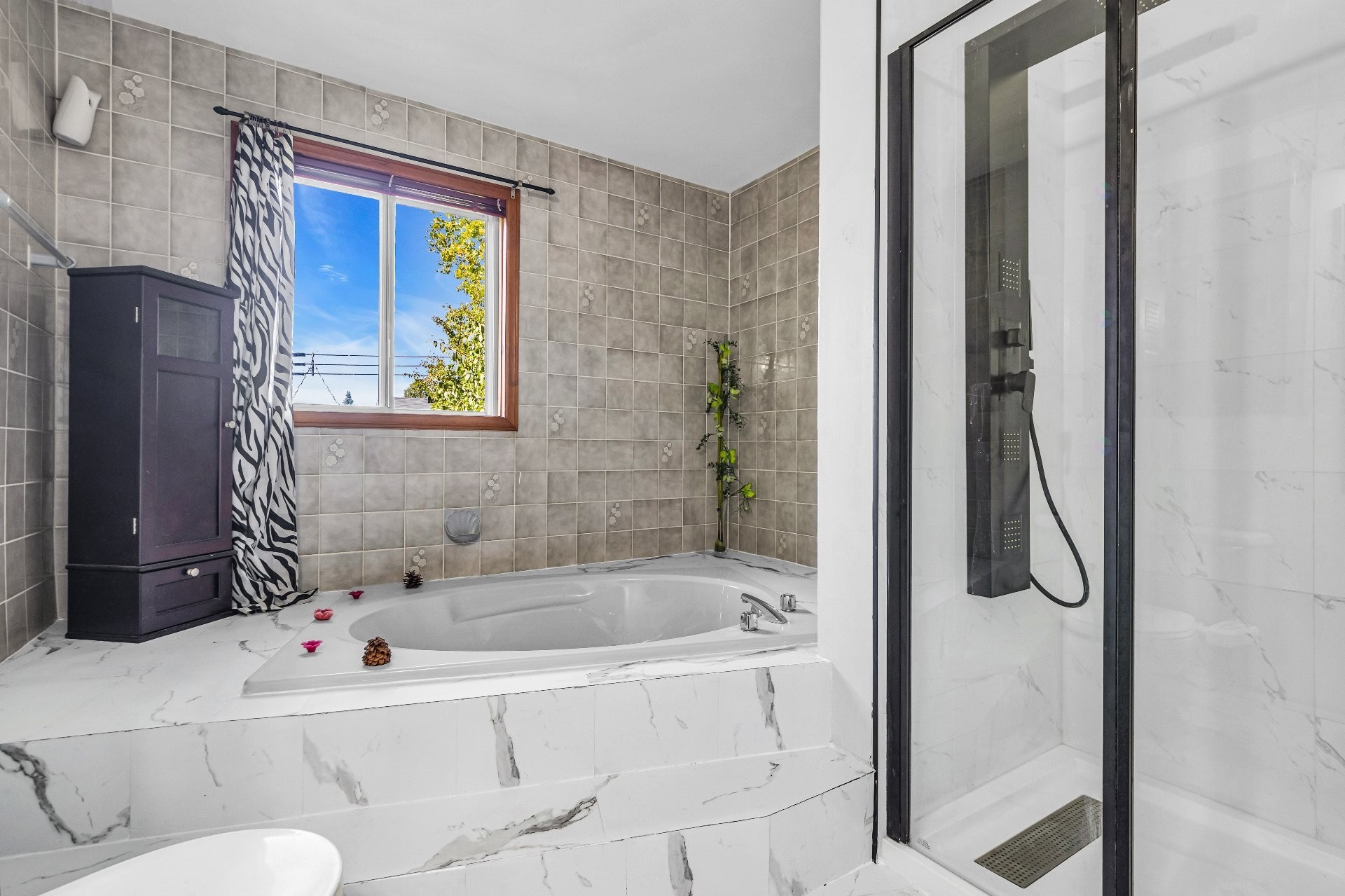 









17711


Rue Antoine-Faucon

,
Montréal (Pierrefonds-Roxboro),




QC
H9J3N2

