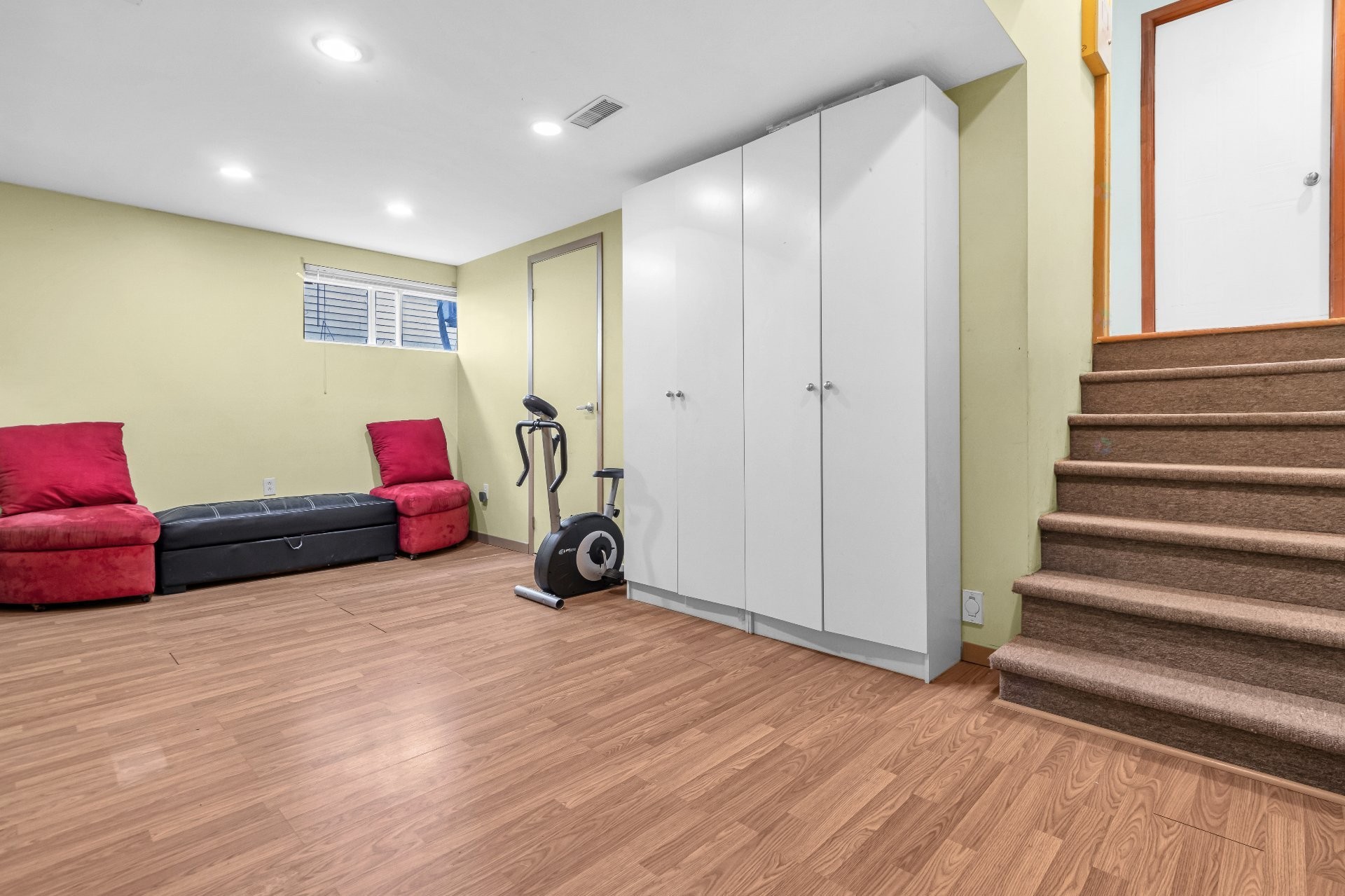 









17711


Rue Antoine-Faucon

,
Montréal (Pierrefonds-Roxboro),




QC
H9J3N2

