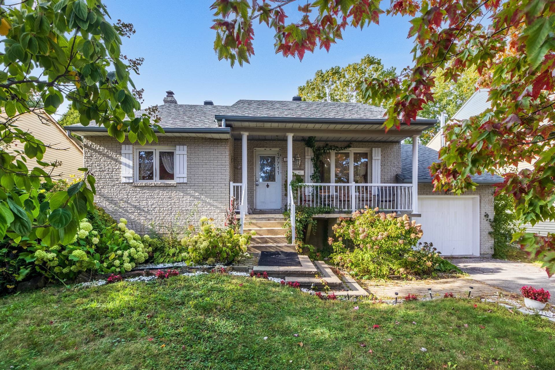 









17711


Rue Antoine-Faucon

,
Montréal (Pierrefonds-Roxboro),




QC
H9J3N2

