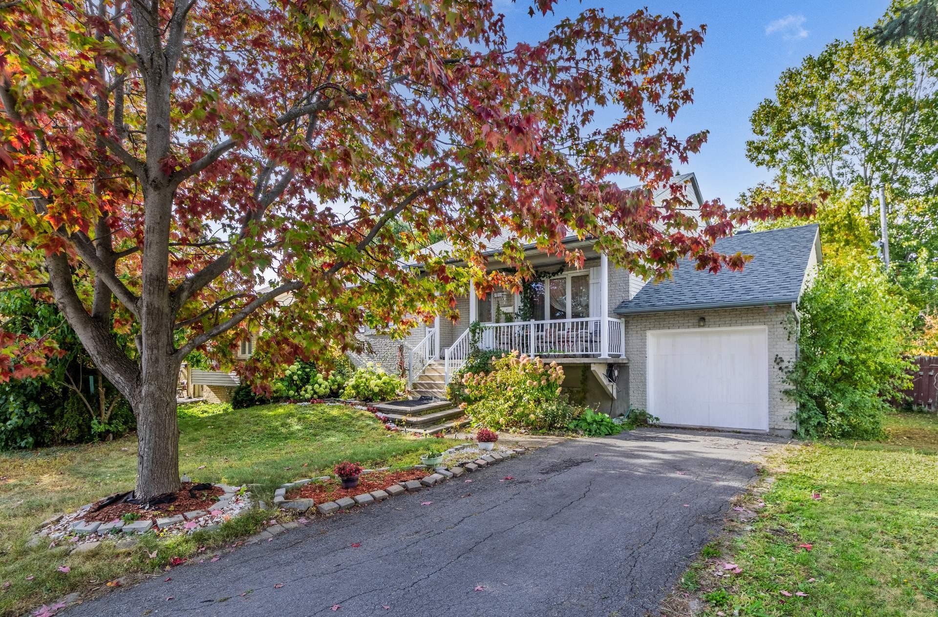 









17711


Rue Antoine-Faucon

,
Montréal (Pierrefonds-Roxboro),




QC
H9J3N2

